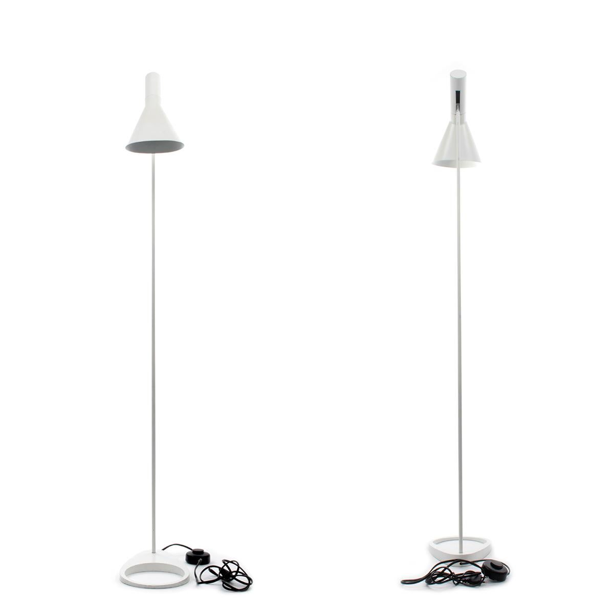 Aj Floor lamp - a classic floor lamp designed by the world-renowned Arne Jacobsen in 1957, produced for Louis Poulsen - and this vintage edition is in very good vintage condition! Iconic Danish lighting design!

Timeless floor lamp with its sleek