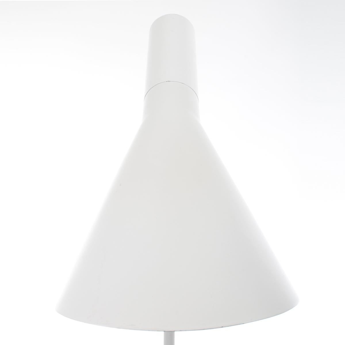 AJ Floor White Floor Lamp by Arne Jacobsen in 1957 for Louis Poulsen In Good Condition In Brondby, Copenhagen