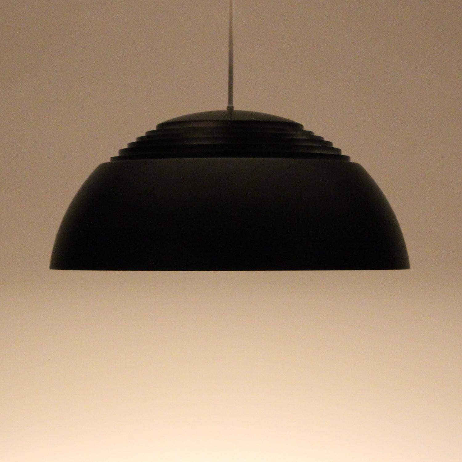 AJ PENDANT, also known as AJ ROYAL - designed by Arne Jacobsen in 1957, produced by Louis Poulsen - iconic Danish vintage design in rare excellent vintage condition!

A true timeless design piece made in spun aluminum and steel with black and white