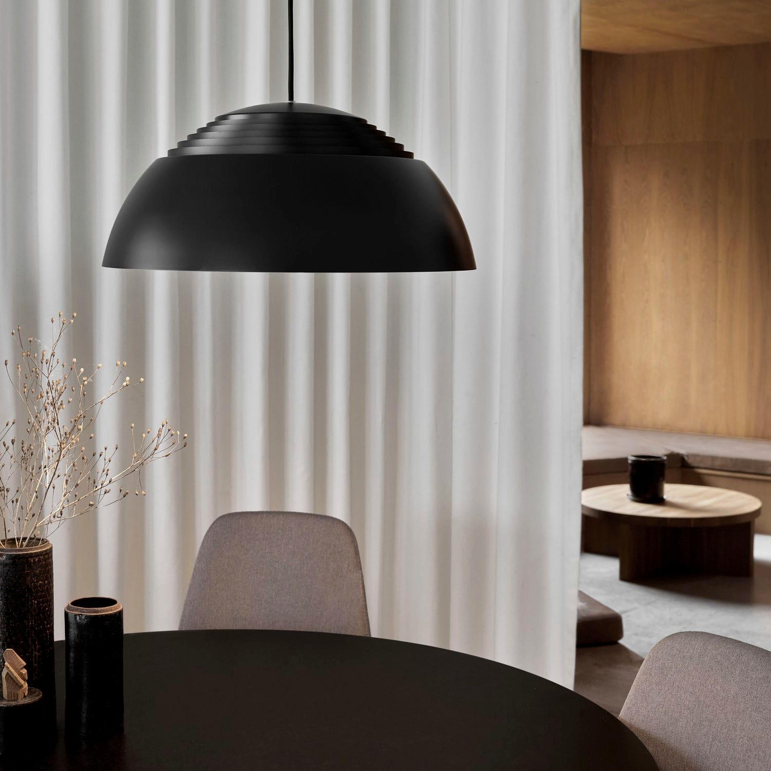 Lampe à suspension AJ Royal noire, design Arne Jacobsen pour Louis Poulsen Neuf - En vente à Glendale, CA