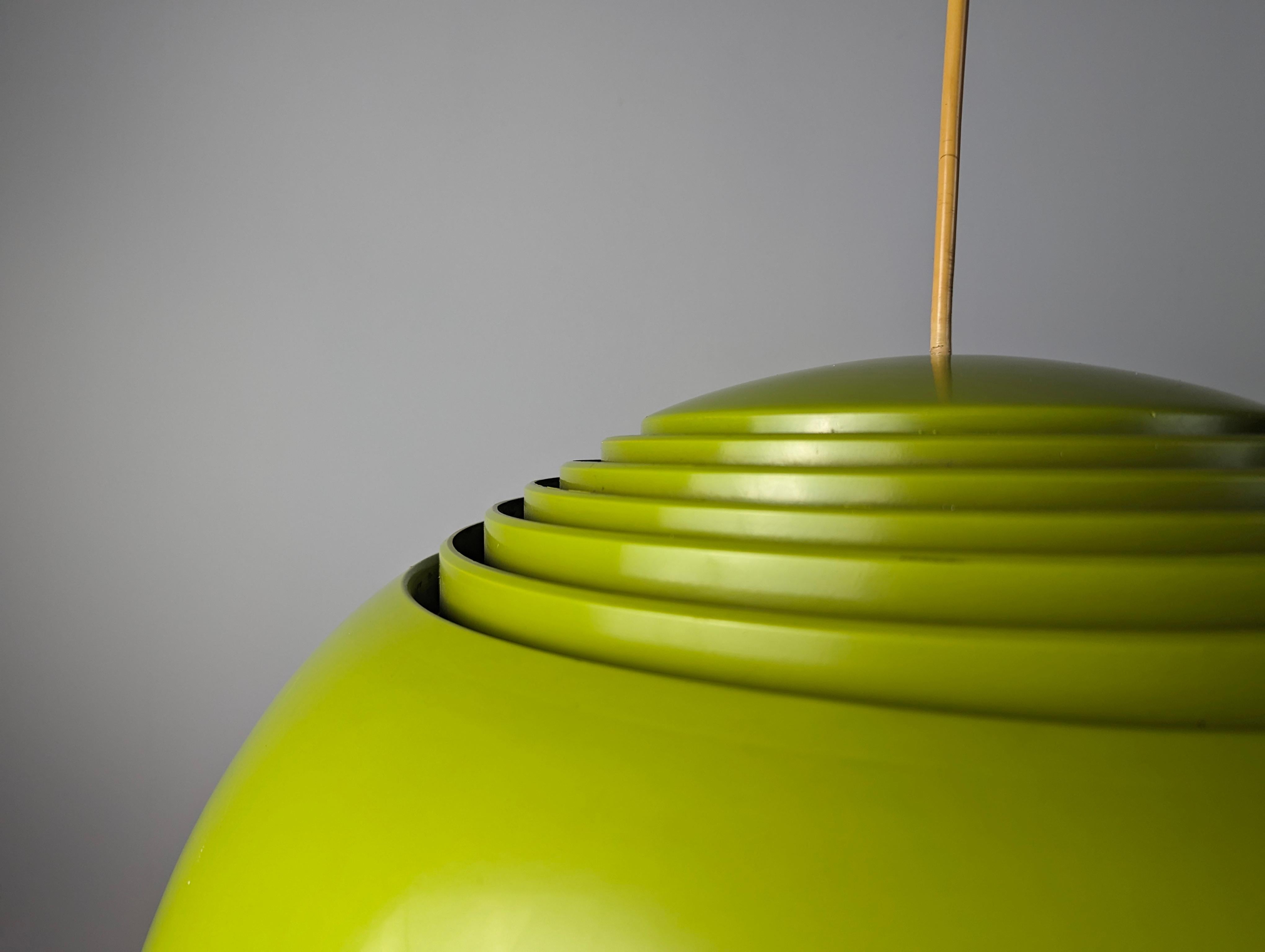 Lampada a sospensione AJ Royal originale degli anni '60 di colore verde lime estremamente rara e scarsa della sua produzione Disegnata da Arne Jacobsen e prodotta da Louis Poulsen per il SAS Royal Hotel di Copenhagen, la AJ Royal è un'icona che