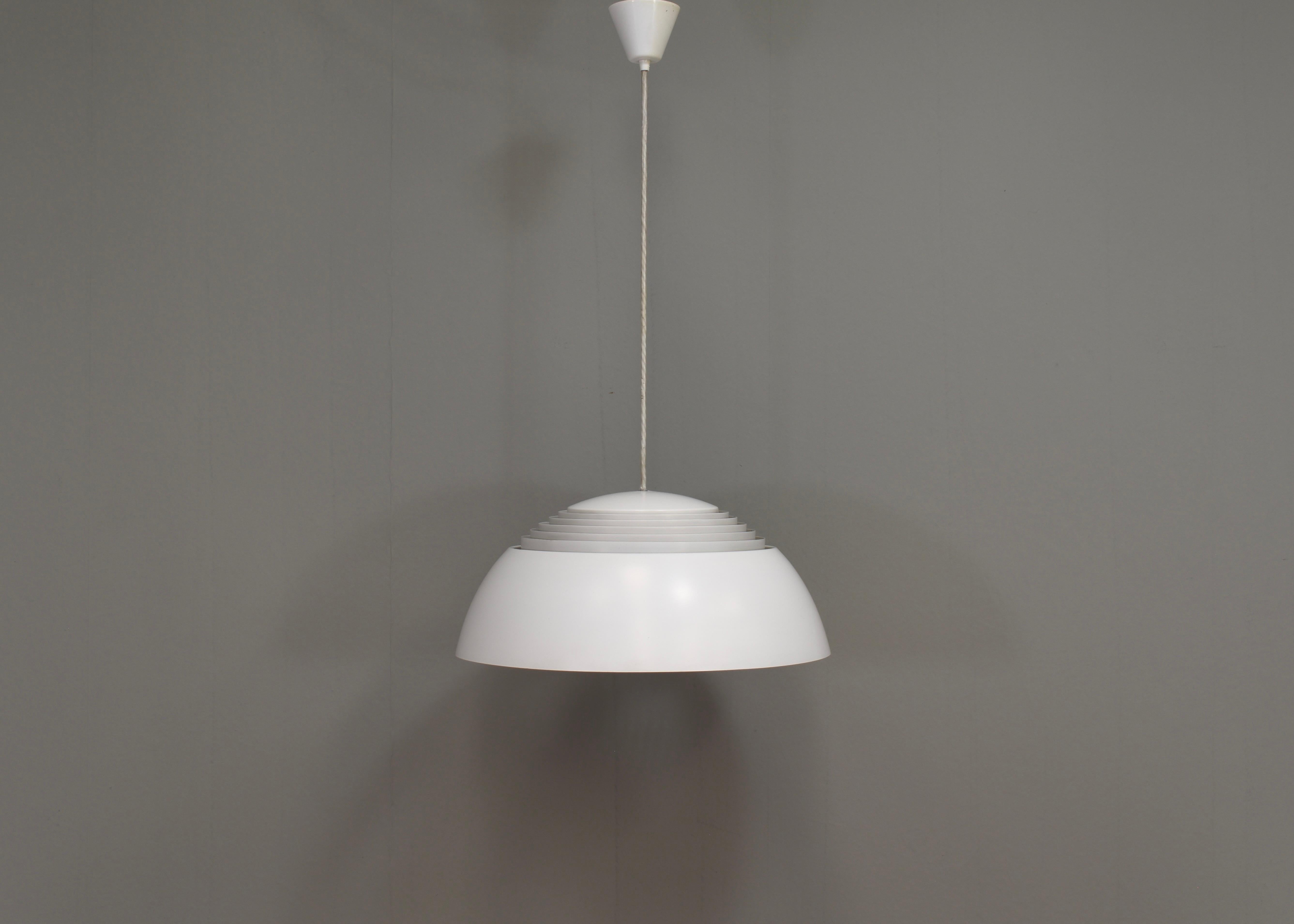 Lampe suspendue AJ Royal 500 conçue par Arne Jacobsen pour l'hôtel SAS Royal à Copenhague en 1957.
Produit par Louis Poulsen lighting dans les années 1970-80.
En 1972, la lampe a reçu le prix Gute Form.

La lampe est composée d'abat-jours en métal