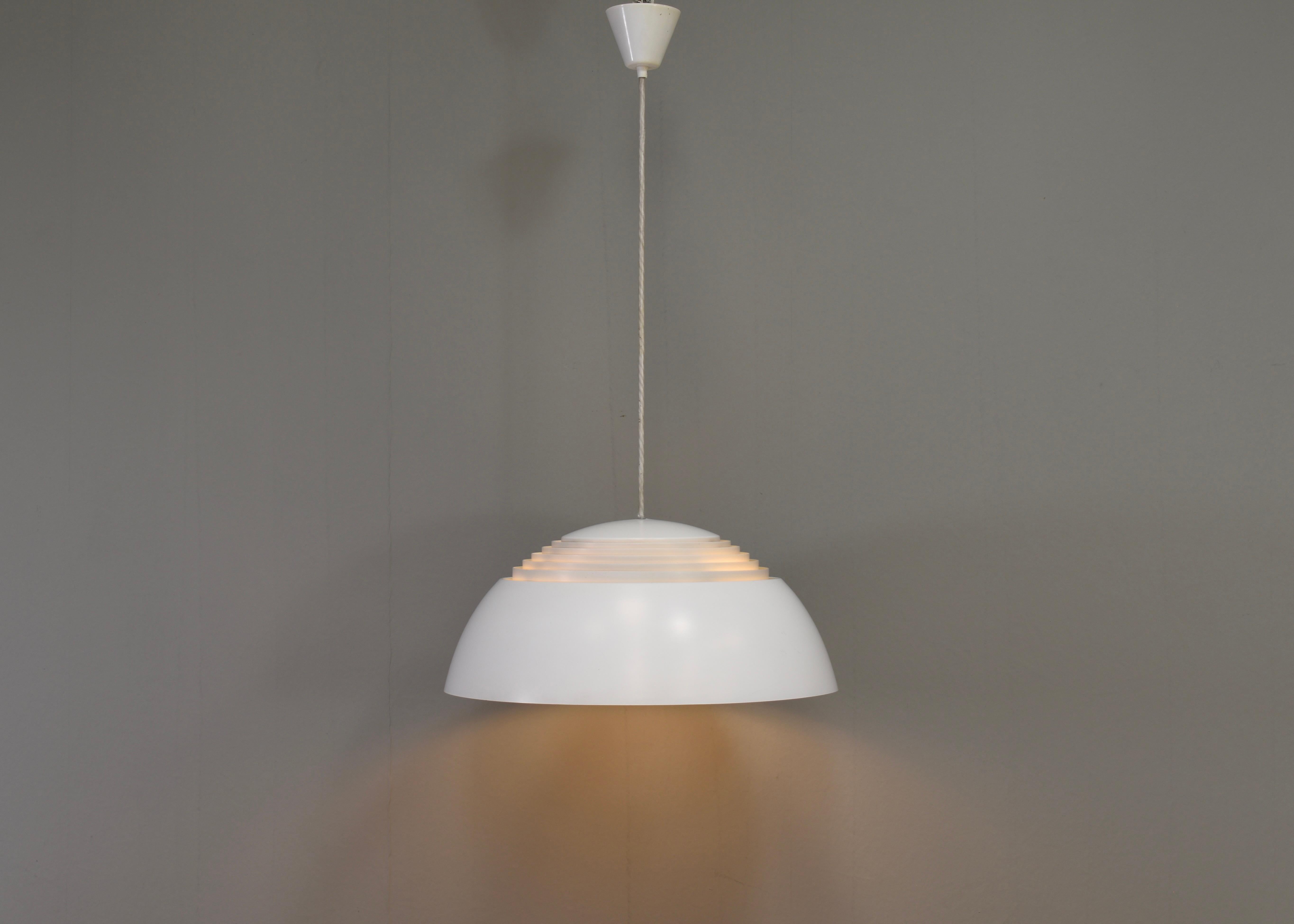 Scandinave moderne Lampe suspendue AJ Royal par Arne Jacobsen pour Louis Poulsen, Danemark - 1957 en vente