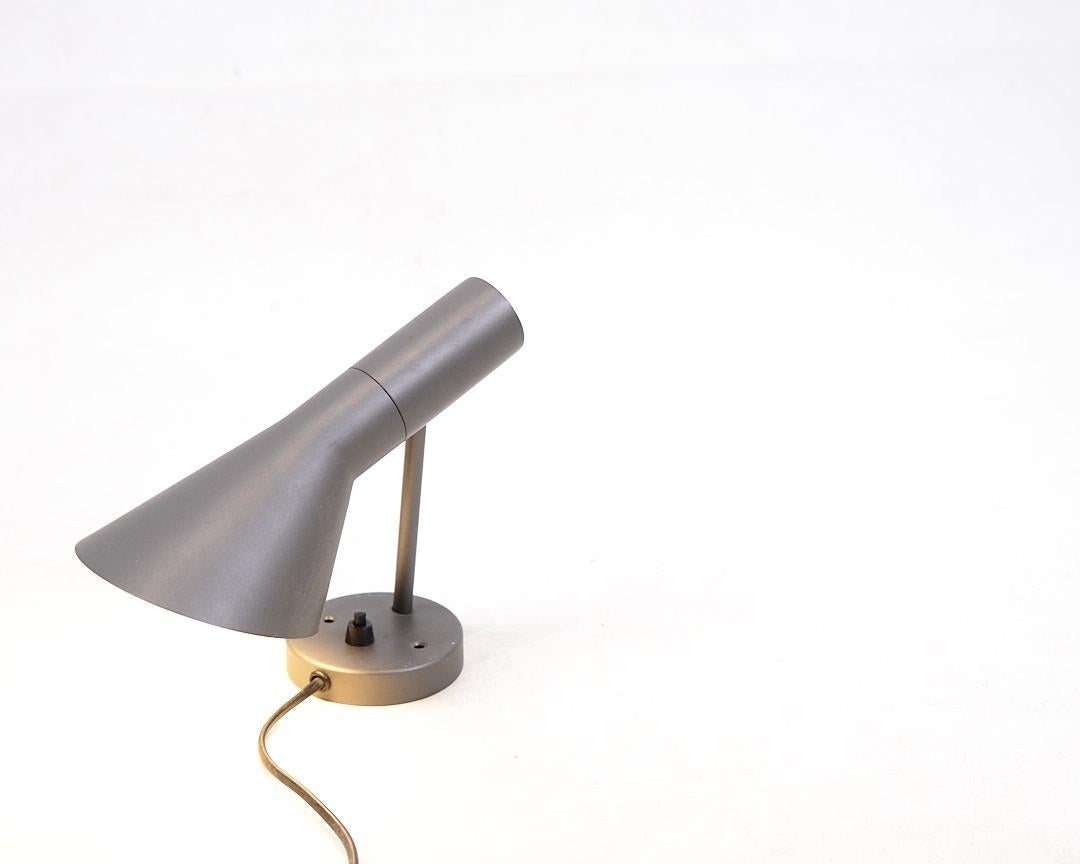 Lámparas de pared AJ en gris claro de Arne Jacobsen para Louis Poulsen Moderno de mediados de siglo en venta