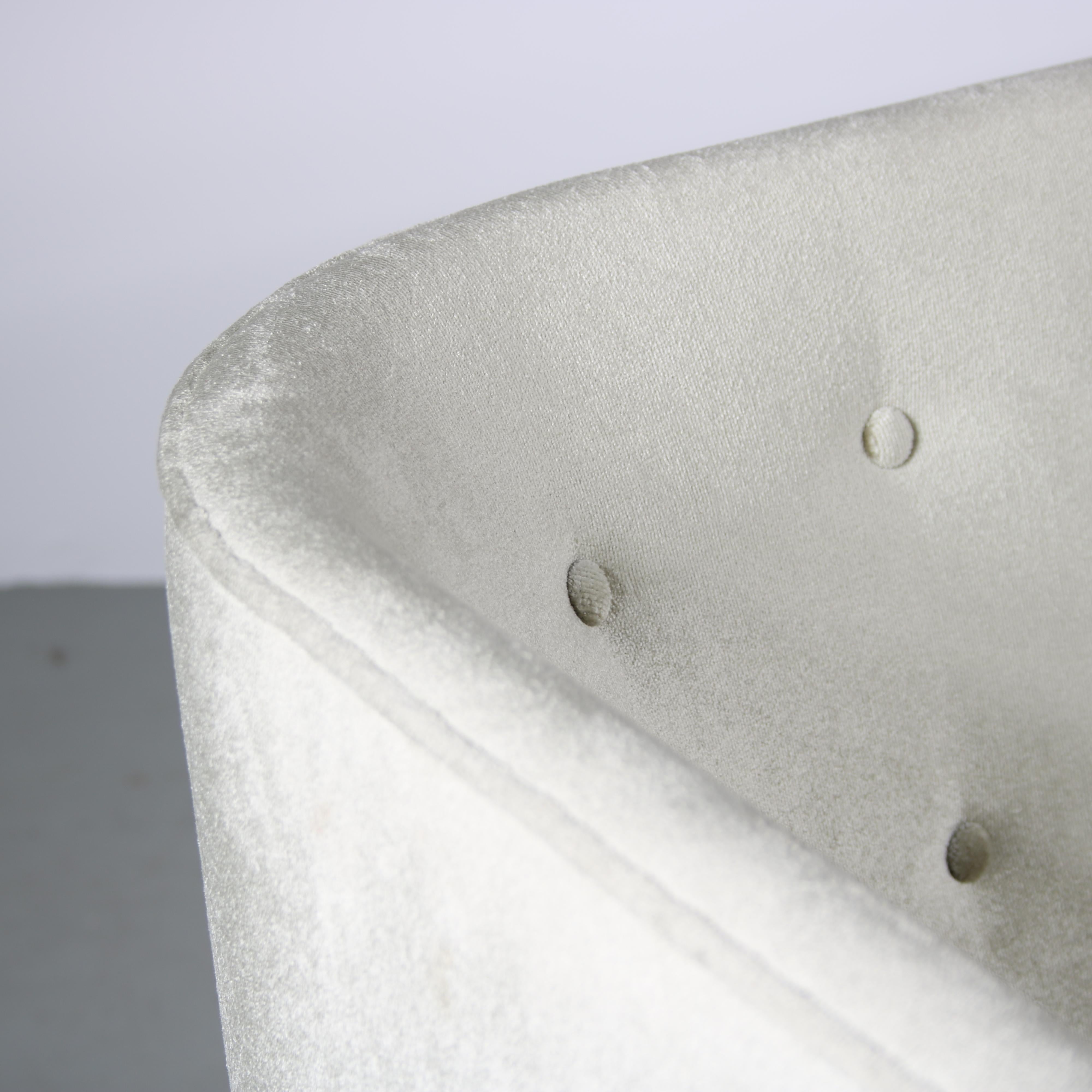 “AJ5” Sofa by Arne Jacobsen and Flemming Lassen for &Tradition, Denmark 2020 For Sale 5