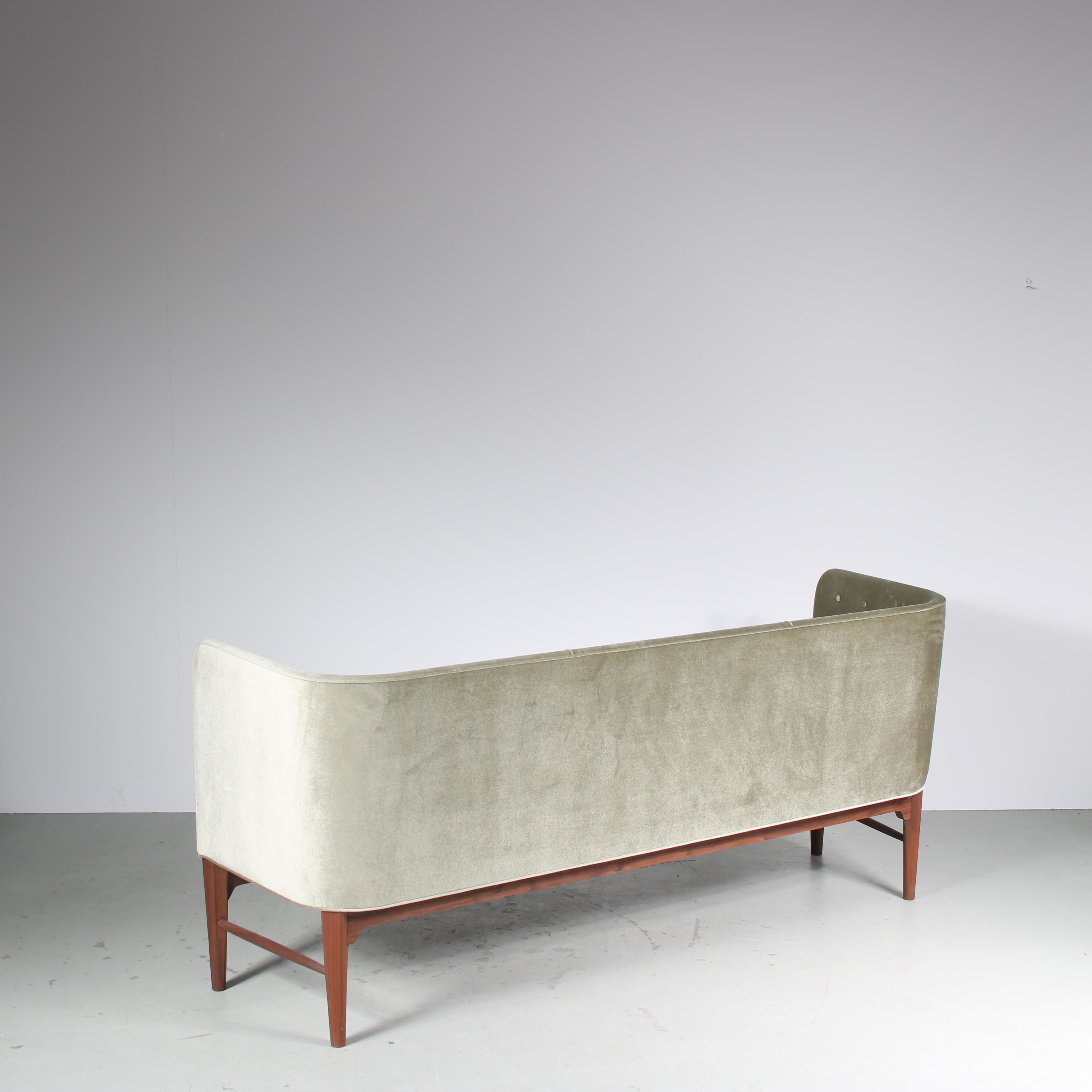 “AJ5” Sofa by Arne Jacobsen and Flemming Lassen for &Tradition, Denmark 2020 For Sale 7