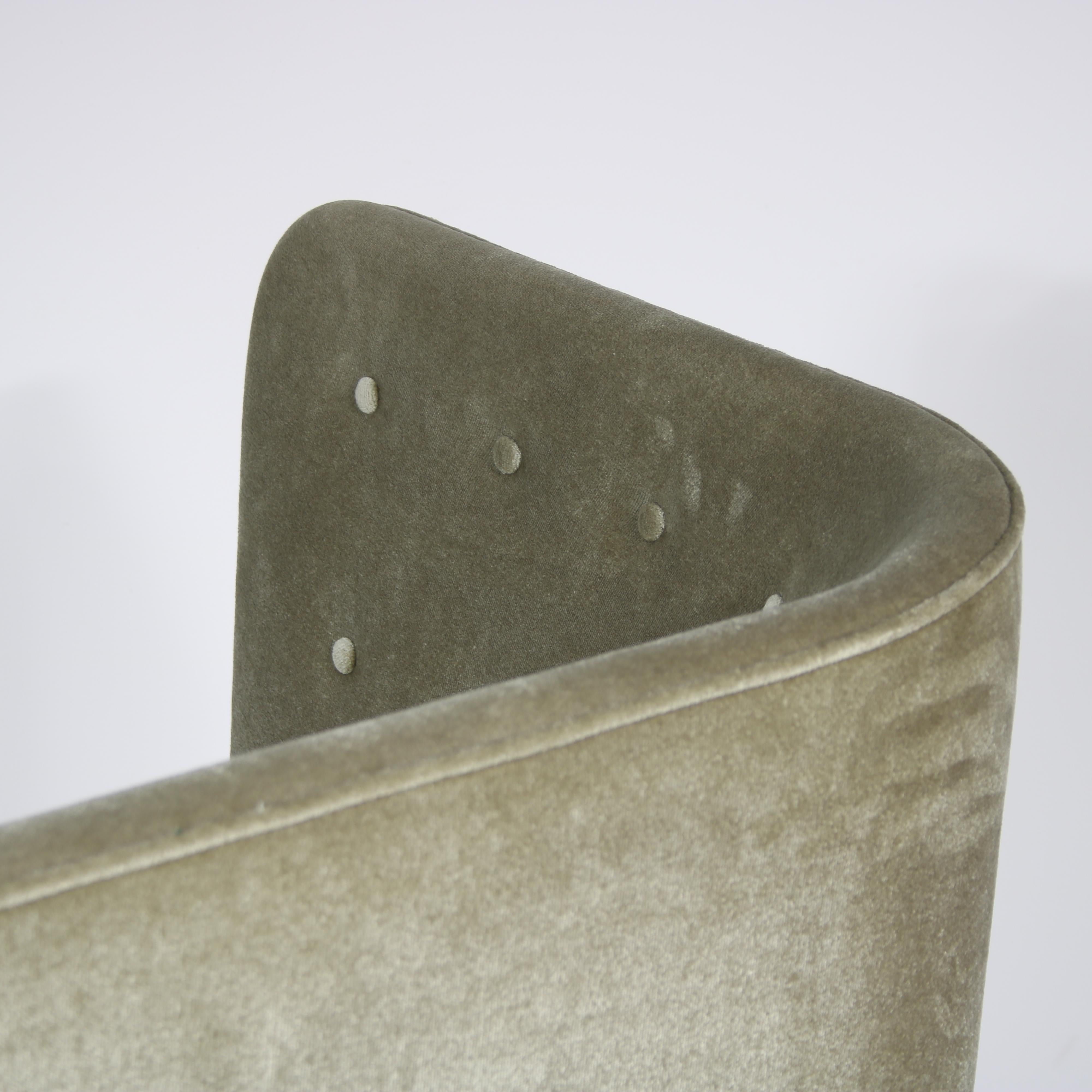 “AJ5” Sofa by Arne Jacobsen and Flemming Lassen for &Tradition, Denmark 2020 For Sale 8