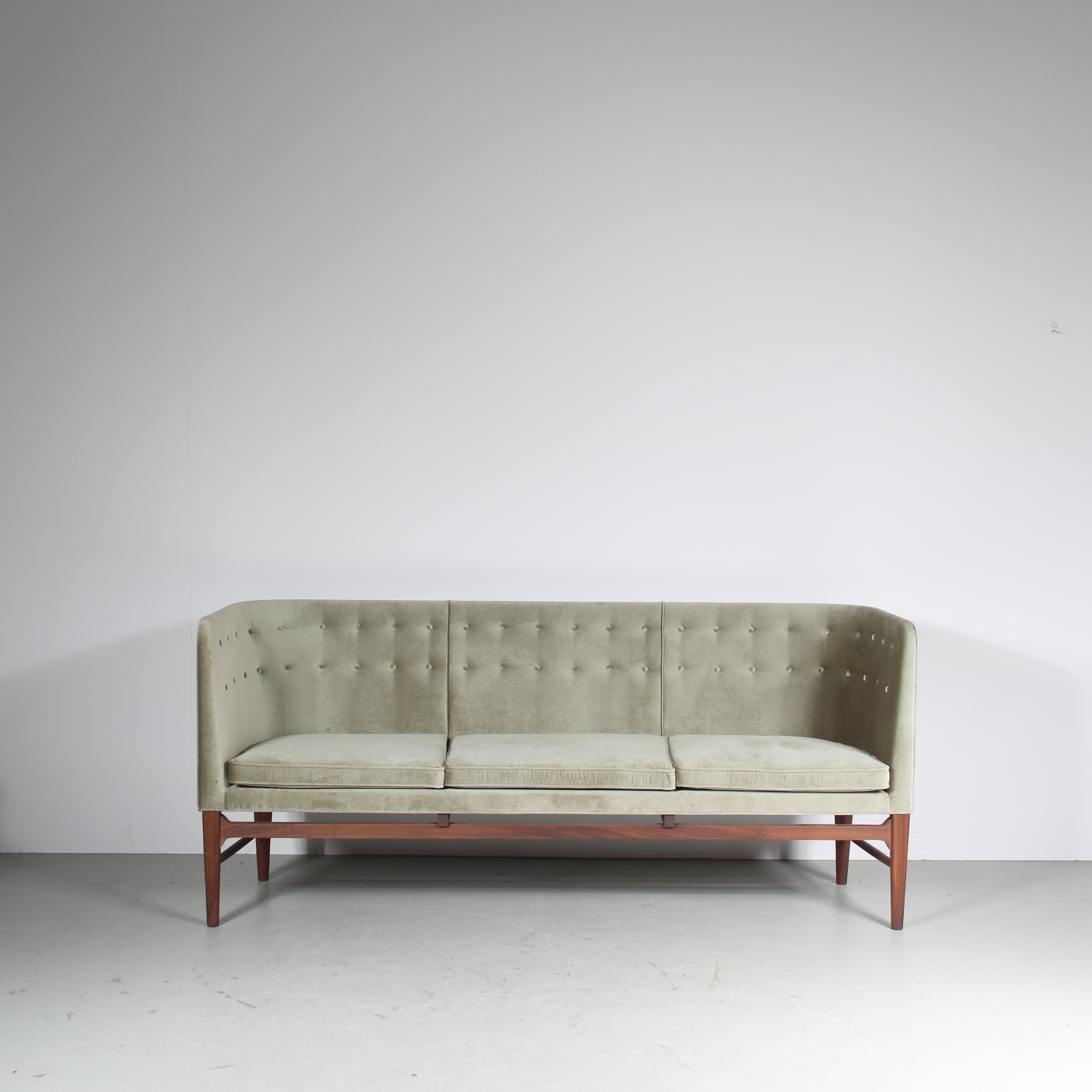 Ein wunderschönes Sofa, Modell Mayor AJ5, entworfen von Arne Jacobsen und Flemming Lassen im Jahr 1939 und hergestellt von &Tradition in Dänemark in den 2020er Jahren.

Hergestellt aus hochwertigem Eichenholz mit einem schönen grünen Stoffbezug, der
