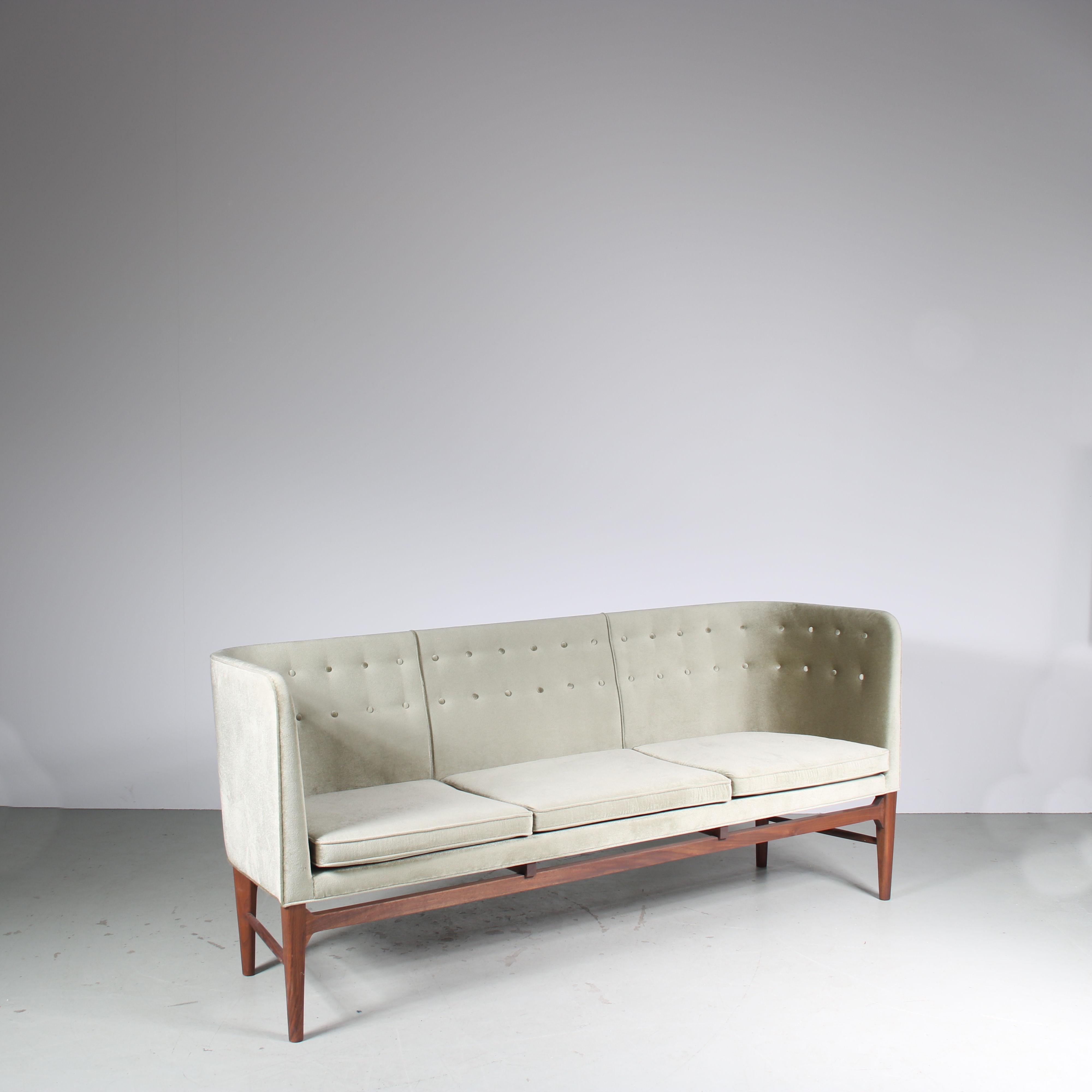 “AJ5” Sofa by Arne Jacobsen and Flemming Lassen for &Tradition, Denmark 2020 For Sale 1