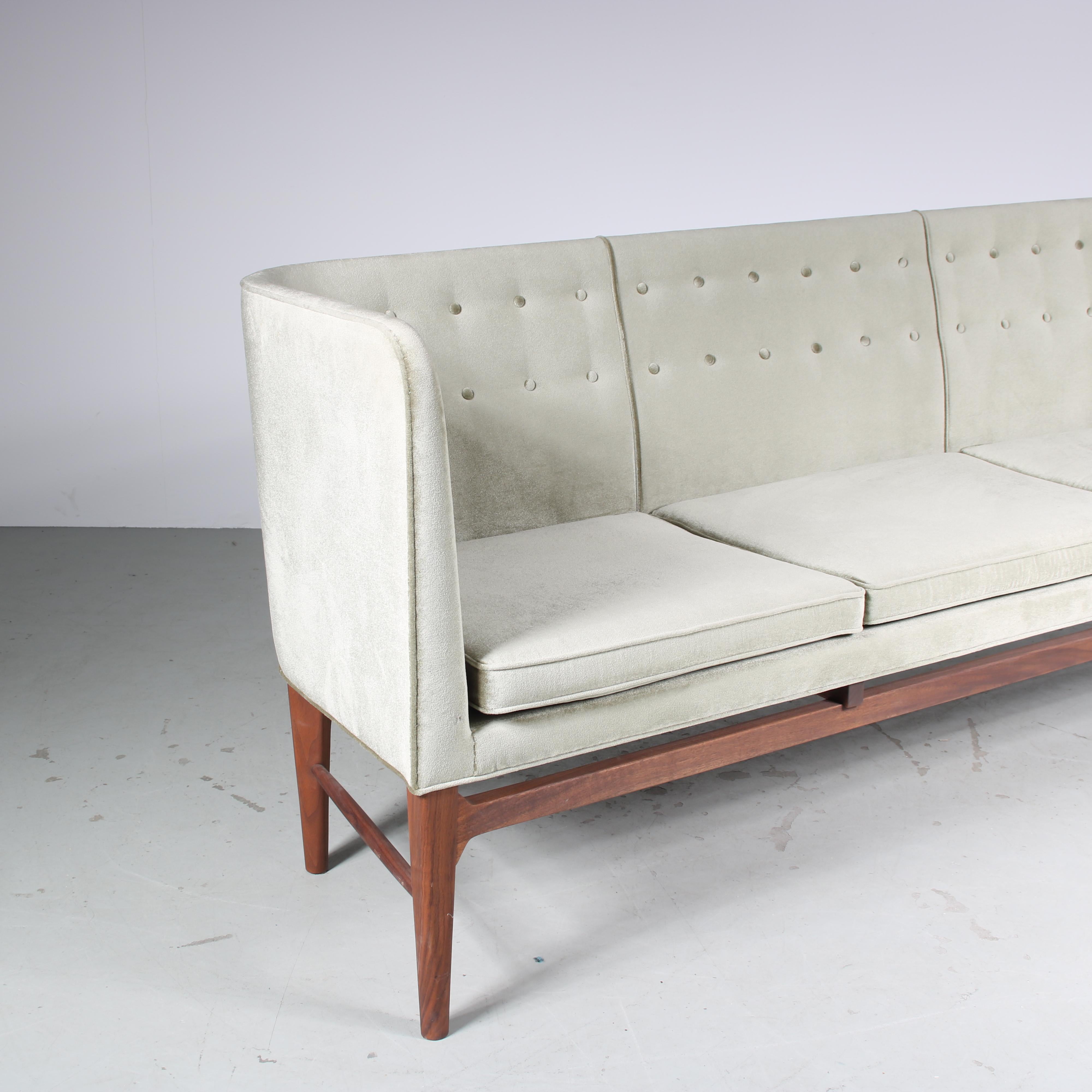 “AJ5” Sofa by Arne Jacobsen and Flemming Lassen for &Tradition, Denmark 2020 For Sale 3