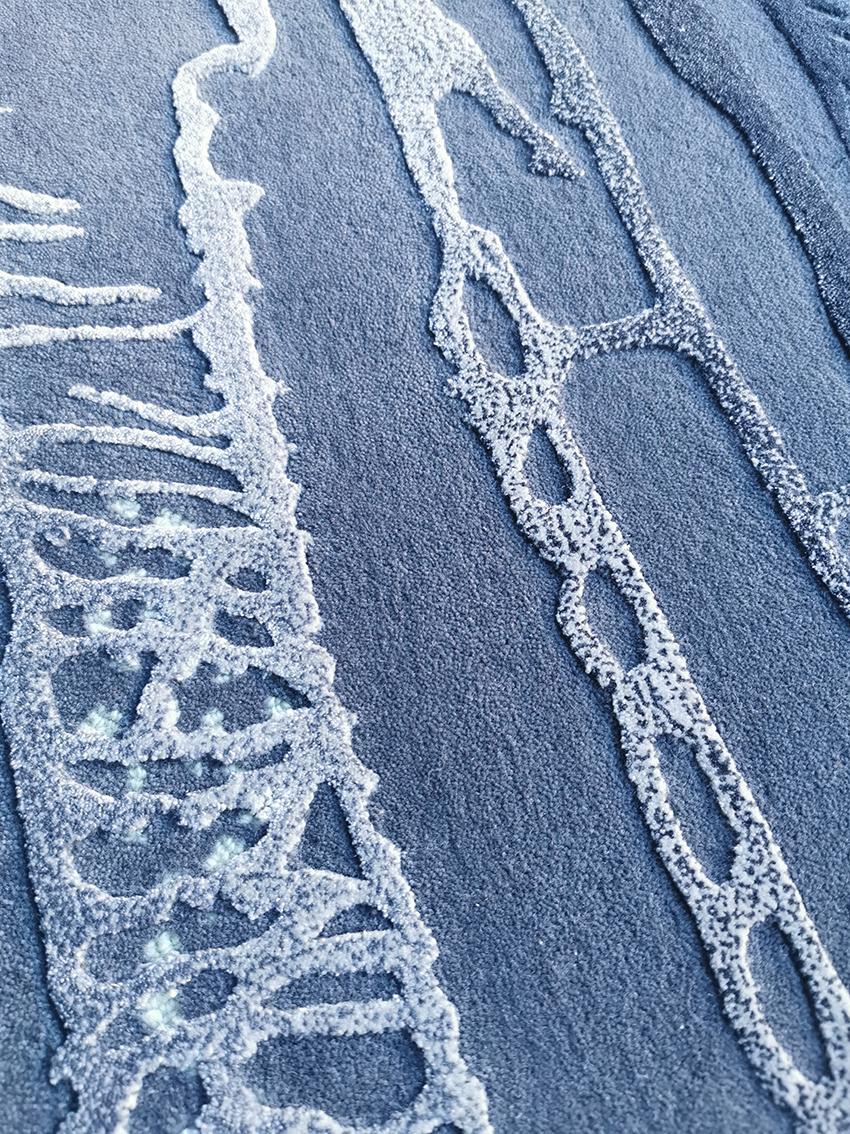 Alfombra Aja Silver de Volver Studios
Dimensiones: A 250 x L 350 cm.
Materiales: Lana y viscosa.

Disponible en siete opciones de tamaño: 90 x 240 cm, 140 x 200 cm, 170 x 240 cm, 200 x 300 cm, 250 x 350 cm, 300 x 400 cm y 350 x 450 cm. También