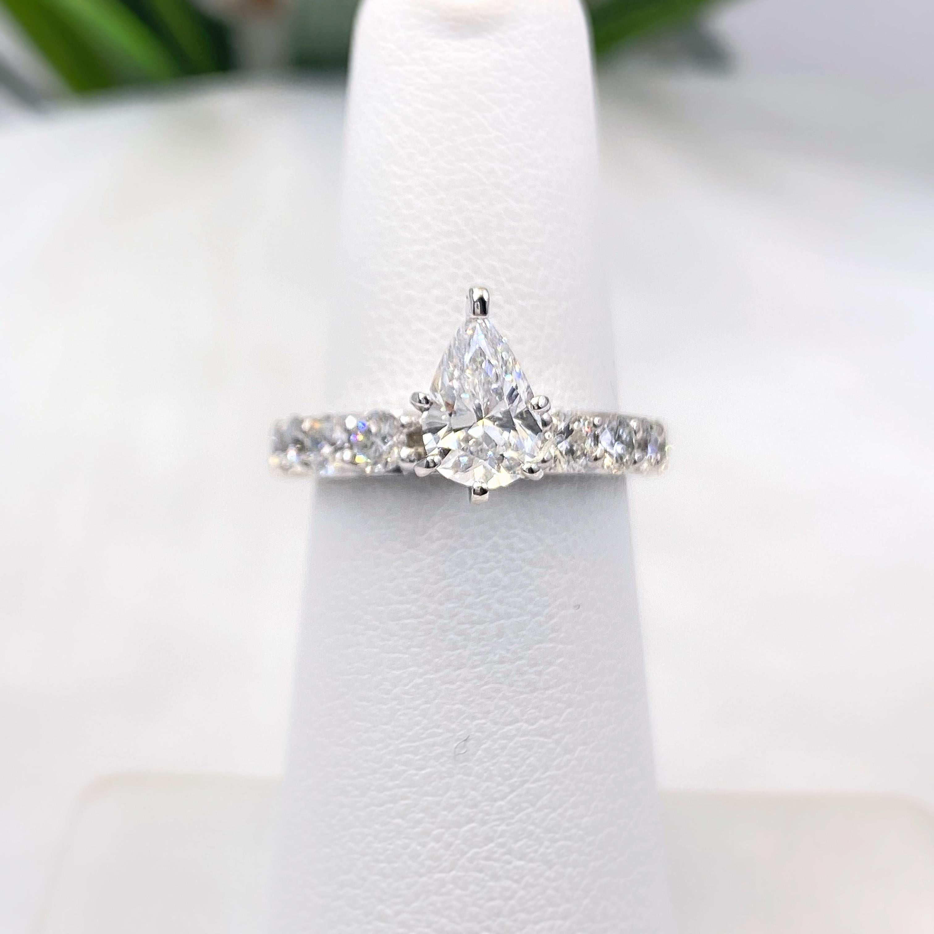 A.JAFFE Pear Shape 1.61 Carat Diamond Engagement Ring 18 Karat White Gold IGI For Sale 3