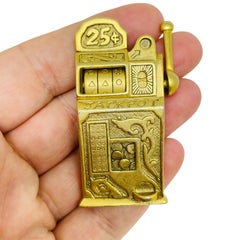 AJC broche de diseñador de máquina tragaperras de juego de casino vintage firmado en tono dorado
