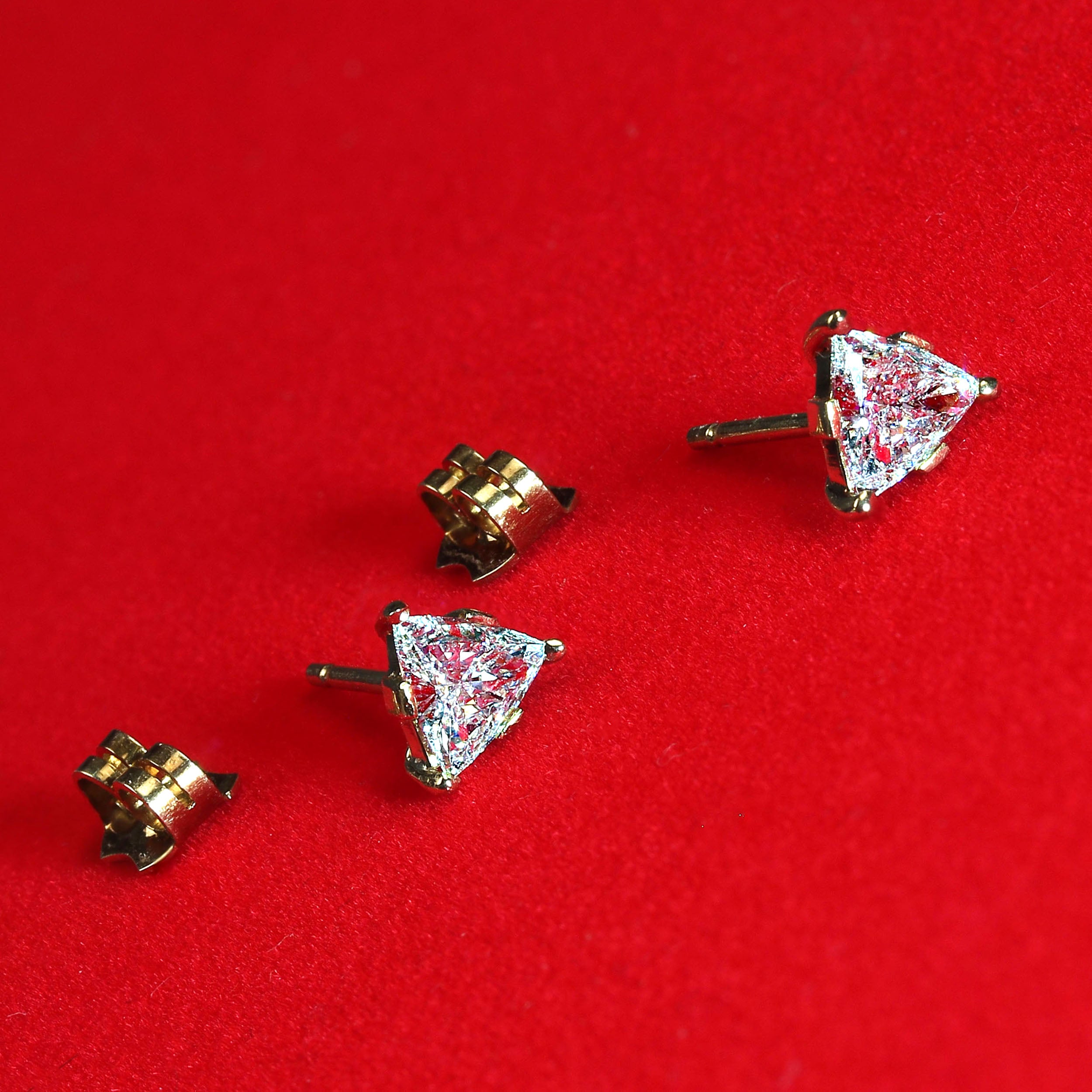Exquisite Trillion Diamant Ohrstecker in 18K Gelbgold
Erweitern Sie Ihre Schmucksammlung mit unseren funkelnden Billionen-Diamant-Ohrsteckern mit einem Gesamtgewicht von etwa 1,25 Karat. Diese atemberaubenden Ohrringe sind sorgfältig aus 18 Karat