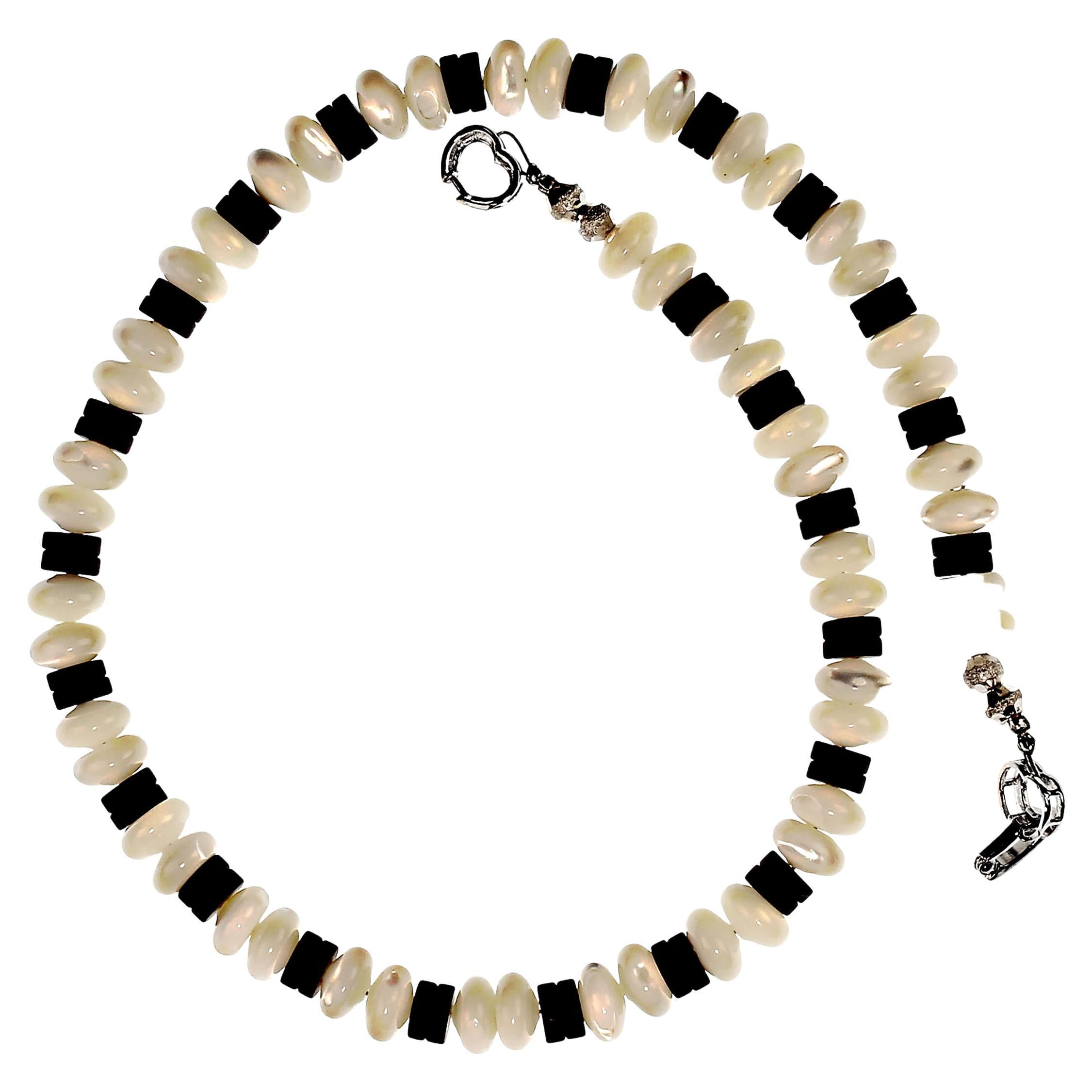 Handgefertigte Halskette aus Perlmutt und gefrostetem schwarzem Onyx.  Dieses einzigartige 15-Zoll-Kropfband zeichnet sich durch leuchtende, cremefarbene Rondellen aus Perlmutt mit kontrastierenden  Rondellen aus flachem schwarzem Onyx.  Dieses