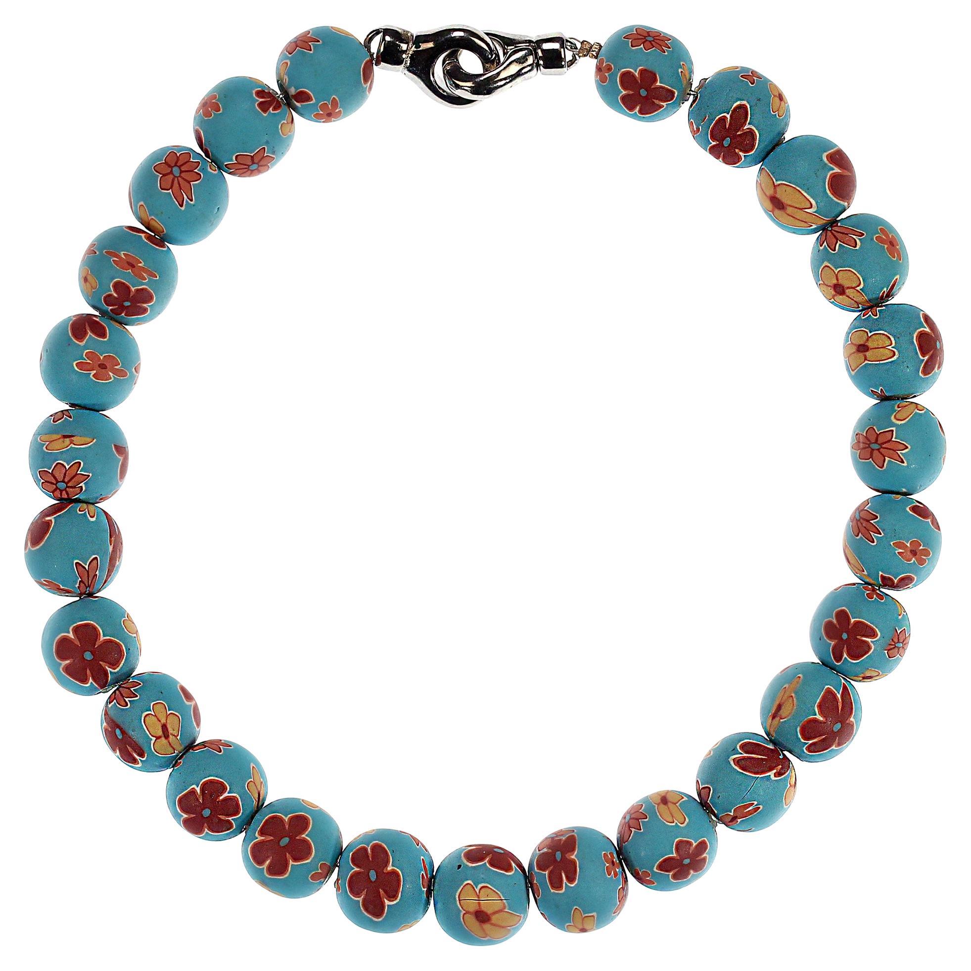 AJD Collana di perle in polimero cinese blu da 16" con fiori color malva e marrone scuro in vendita