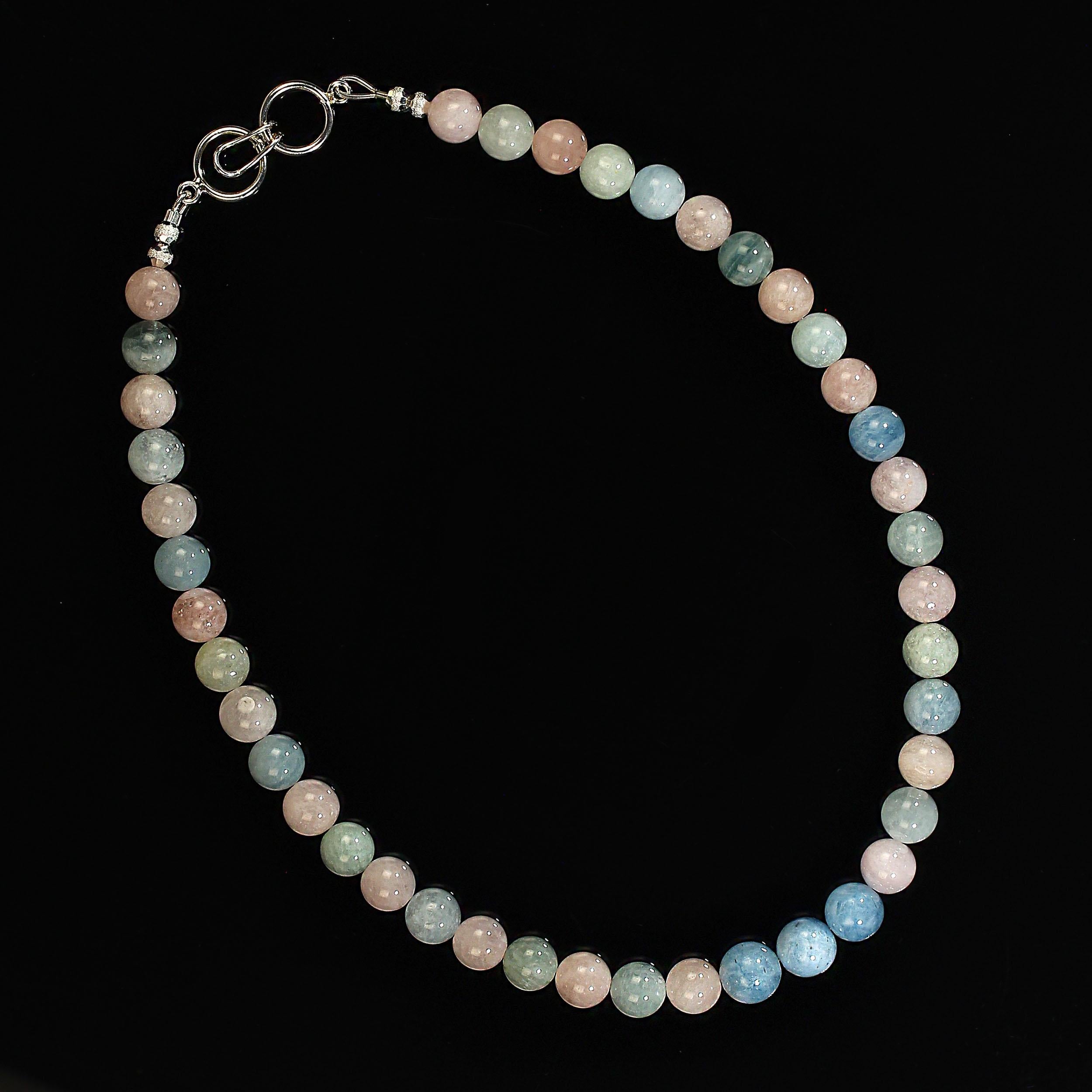 Questa squisita collana di berillo multicolore è una vera celebrazione dell'eleganza e della bellezza naturale. Con una lunghezza perfetta di 16 pollici, è stato progettato per appoggiarsi con grazia lungo la scollatura, rendendolo ideale sia per