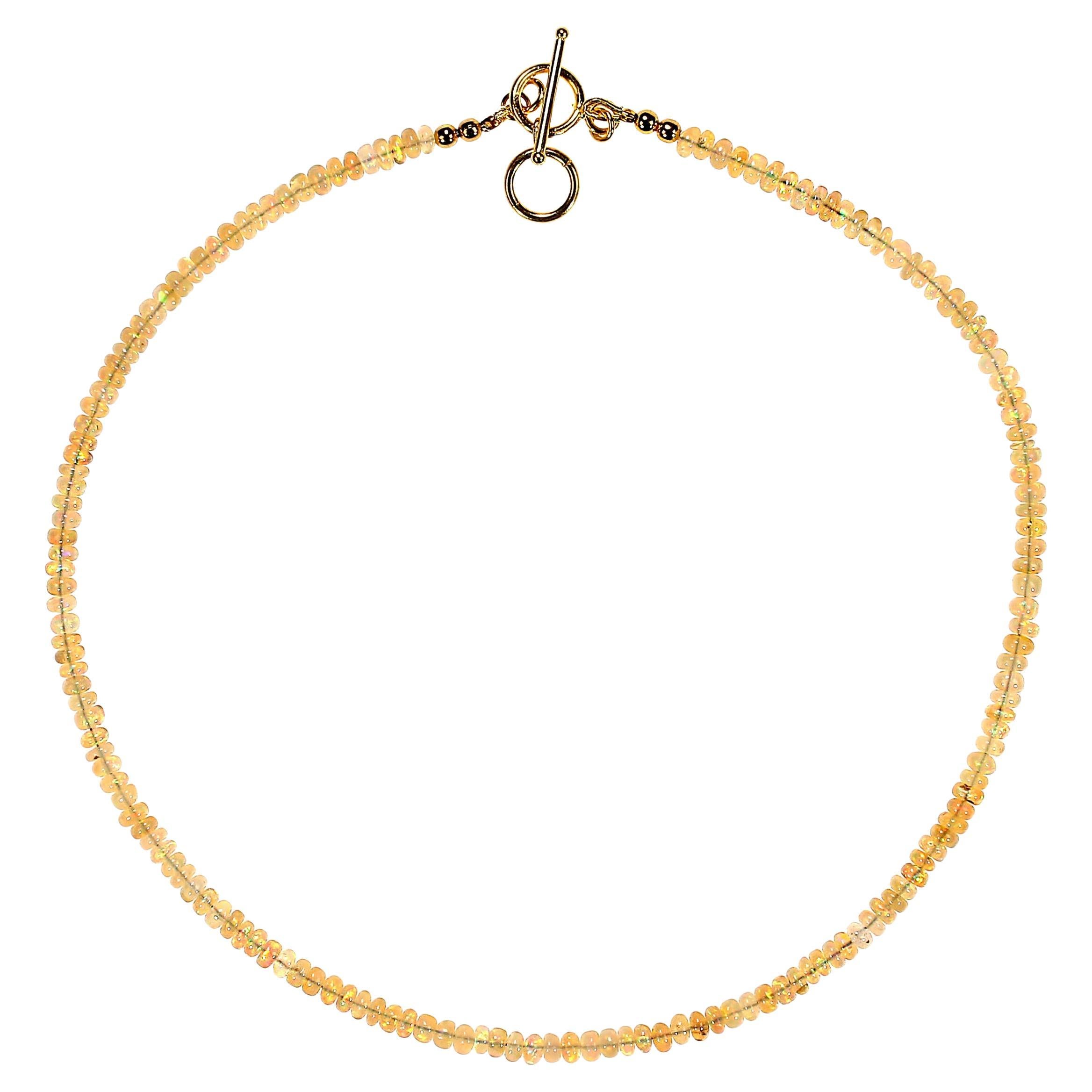 Eleganza nella tua collezione di gioielli con questa squisita collana di opale da 16 pollici, un pezzo senza tempo che irradia eleganza e charme. Realizzata con perline rondel lisce da 4 mm, ogni pietra mostra un accattivante gioco di colori: lampi