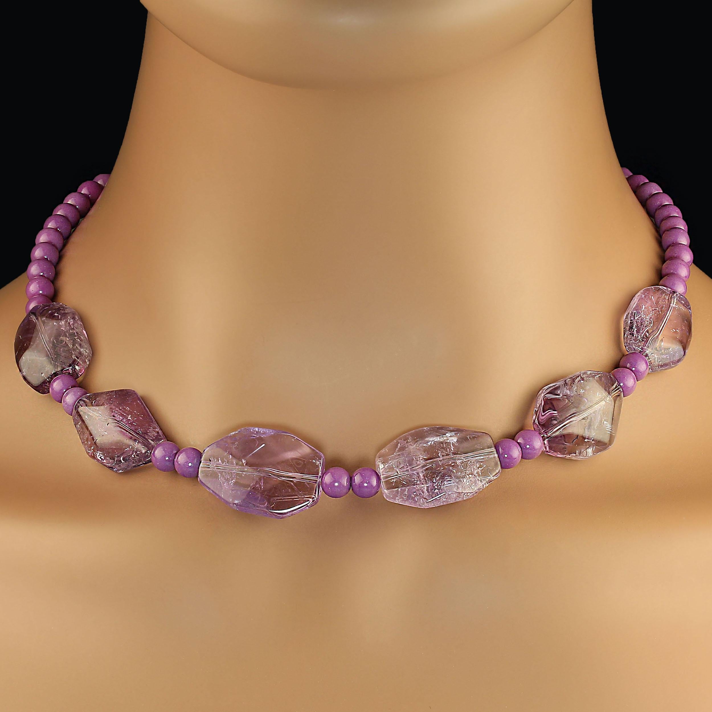Splendida collana di ametista e fosfosiderite da 17 pollici - Design/One unico

Eleva la tua collezione di gioielli con questa esclusiva collana di ametista e fosfosiderite di 17 pollici, un vero e proprio pezzo forte. Con sei pietre focali di