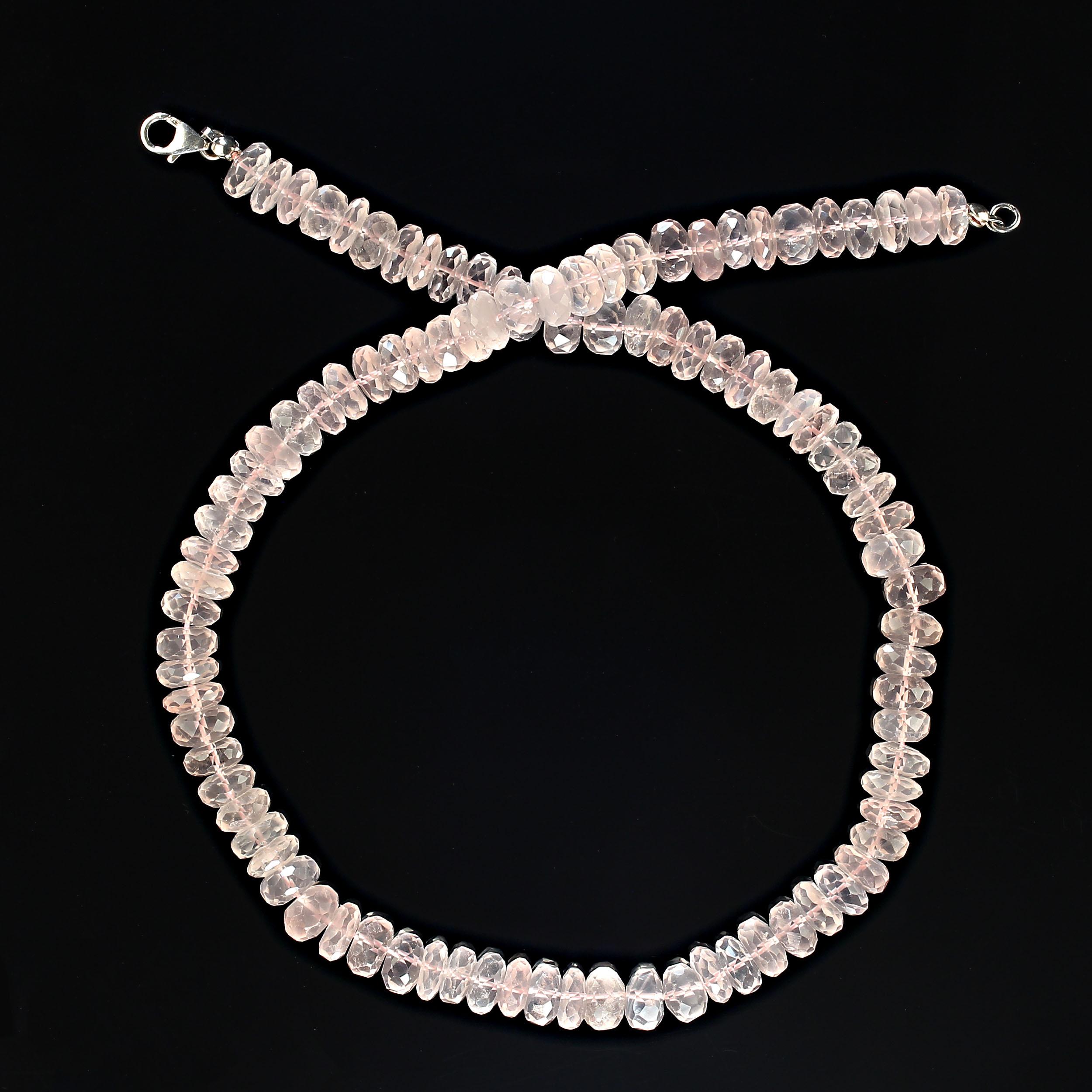 
17-Zoll-Rosenquarz-Halskette aus 8-mm-facettierten transparenten/transluzenten Rondellen.  Diese wunderschöne Halskette ist perfekt für ein Abendessen im Freien, denn sie liebt das Licht und funkelt, wenn Sie sich bewegen.  Die Länge von 17 cm