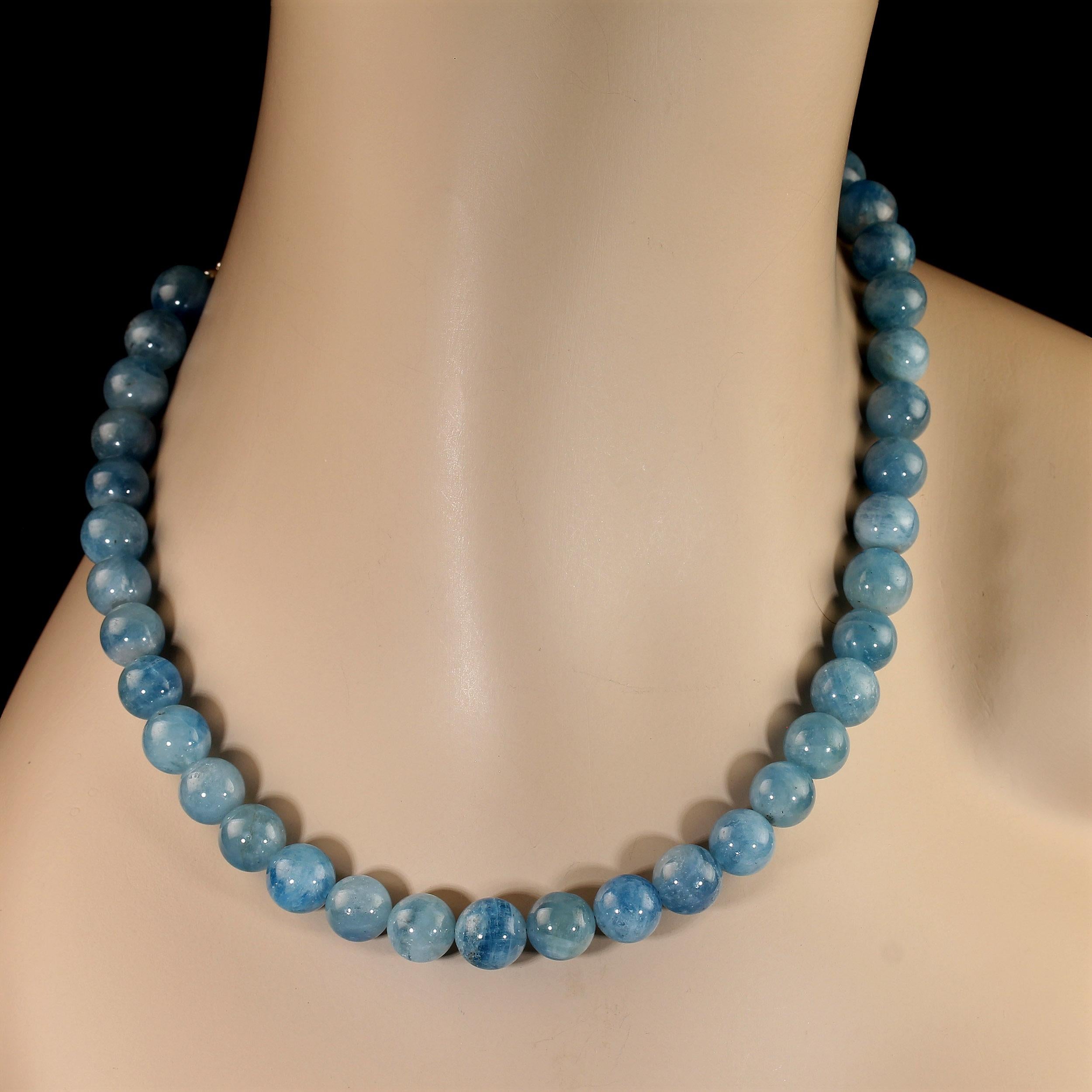 Ce collier exquis d'aigue-marine de 17 pouces présente un arrangement gracieux de perles rondes et lisses de 10 mm dans des nuances captivantes de bleu moyen à foncé. Chaque perle est hautement polie pour révéler la translucidité naturelle de la