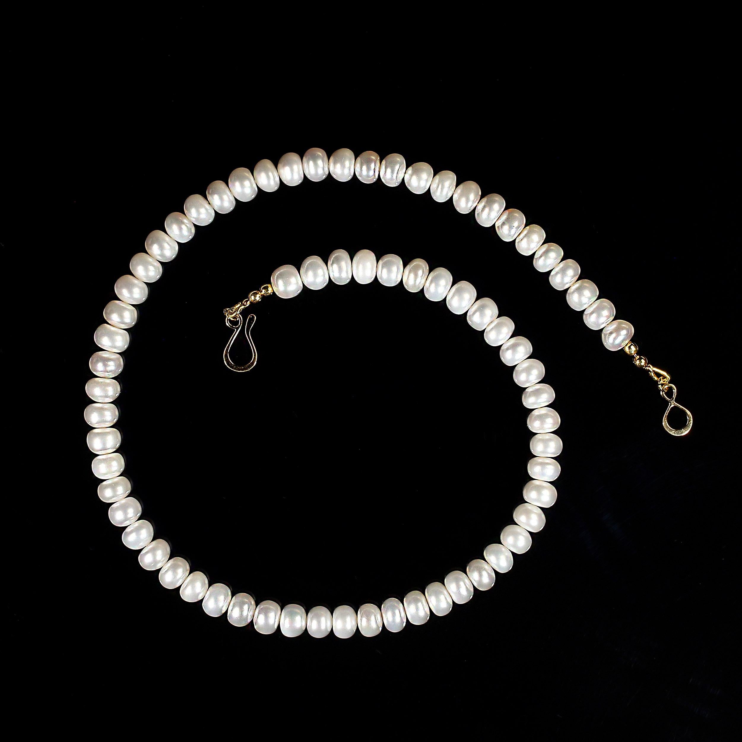 Eleva la tua collezione di gioielli con questa squisita collana di 17 pollici, caratterizzata da luminose perle d'acqua dolce a bottone bianche che emanano un'eleganza senza tempo. Ogni perla è stata accuratamente selezionata per la sua superficie