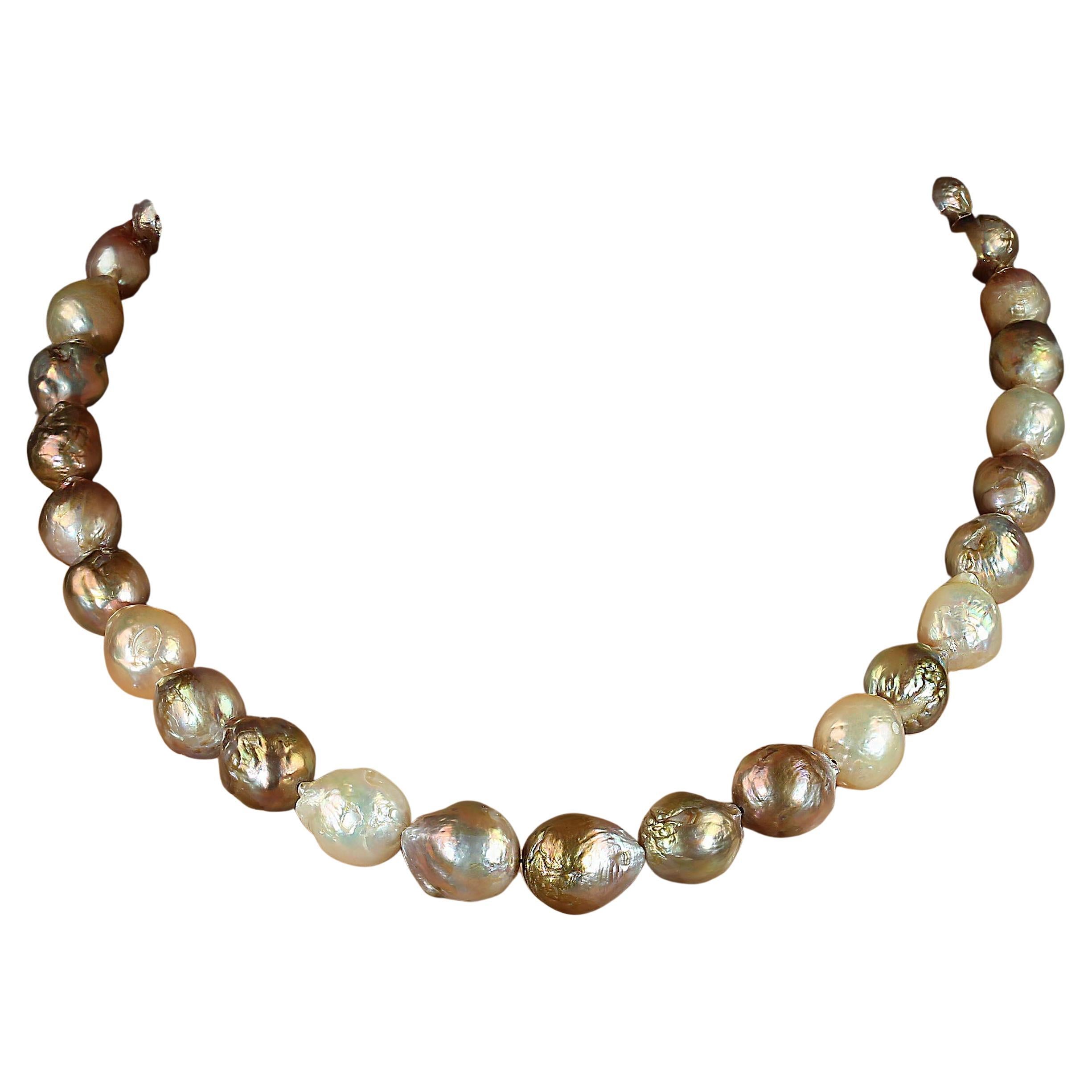 AJD 18 Inch Baroque Gently Graduated Pearl Necklace im Angebot