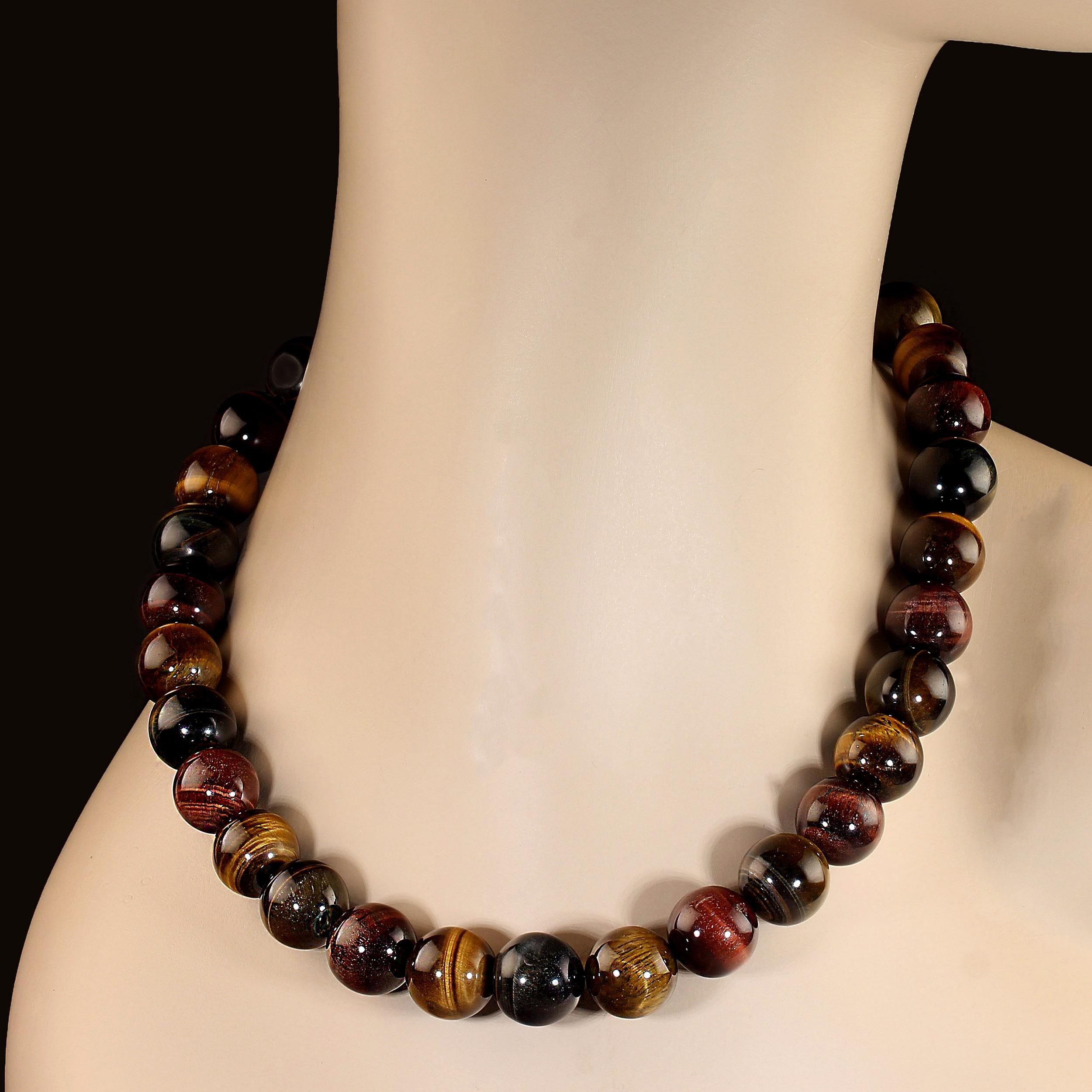 
Eleva il tuo gioco di accessori con questa splendida collana di Occhio di Tigre multicolore da 18 pollici, progettata per affascinare con le sue ricche tonalità autunnali e la sua presenza audace. Ogni perlina da 14 mm mette in mostra la bellezza