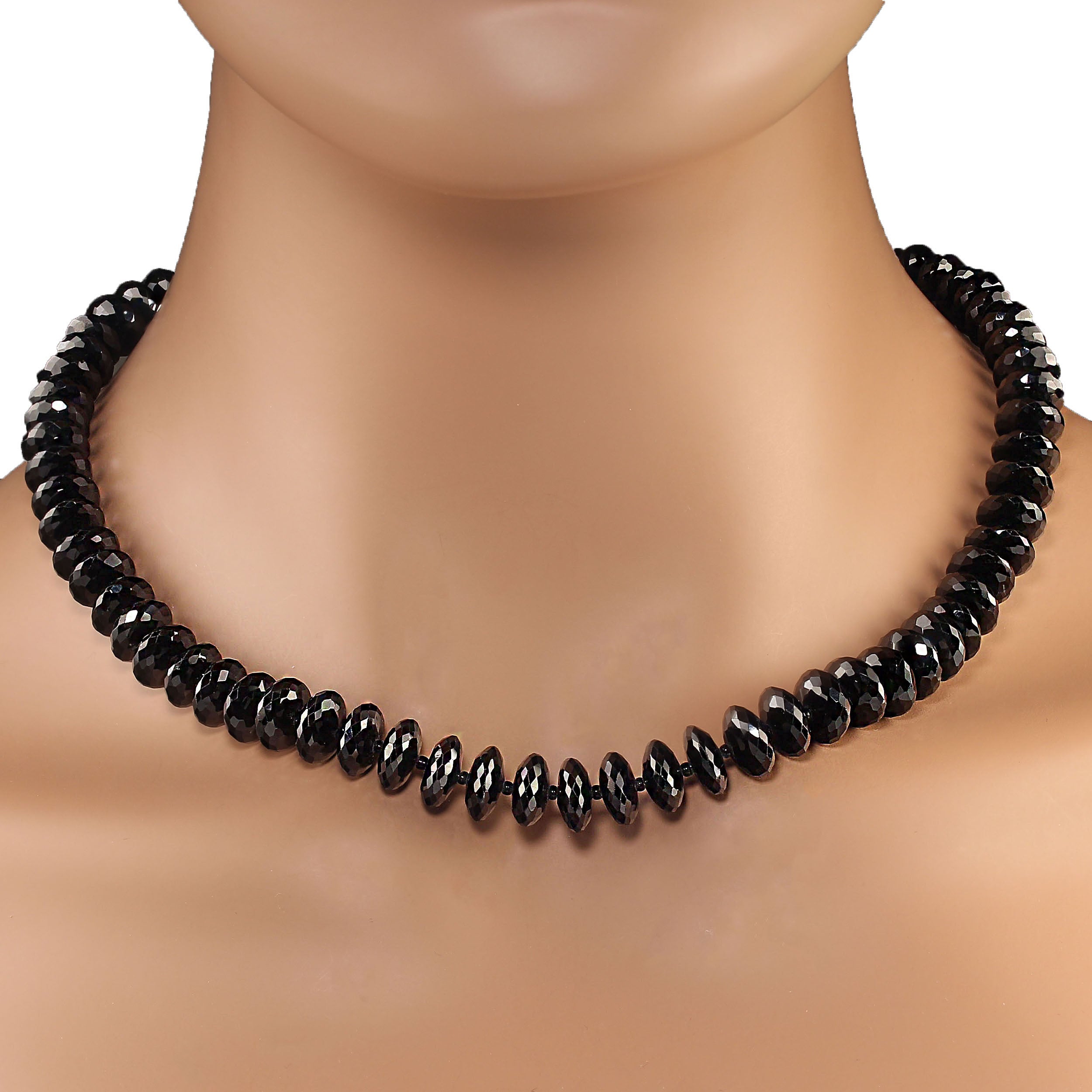 Fabuloso Collar Rondelle de Turmalina Negra de 18 Pulgadas - Joyas de Gemas Brillantes y Atrevidas

Este fabuloso collar de rondeles de turmalina negra de 18 pulgadas es un auténtico espectáculo, con piedras facetadas de turmalina negra que brillan