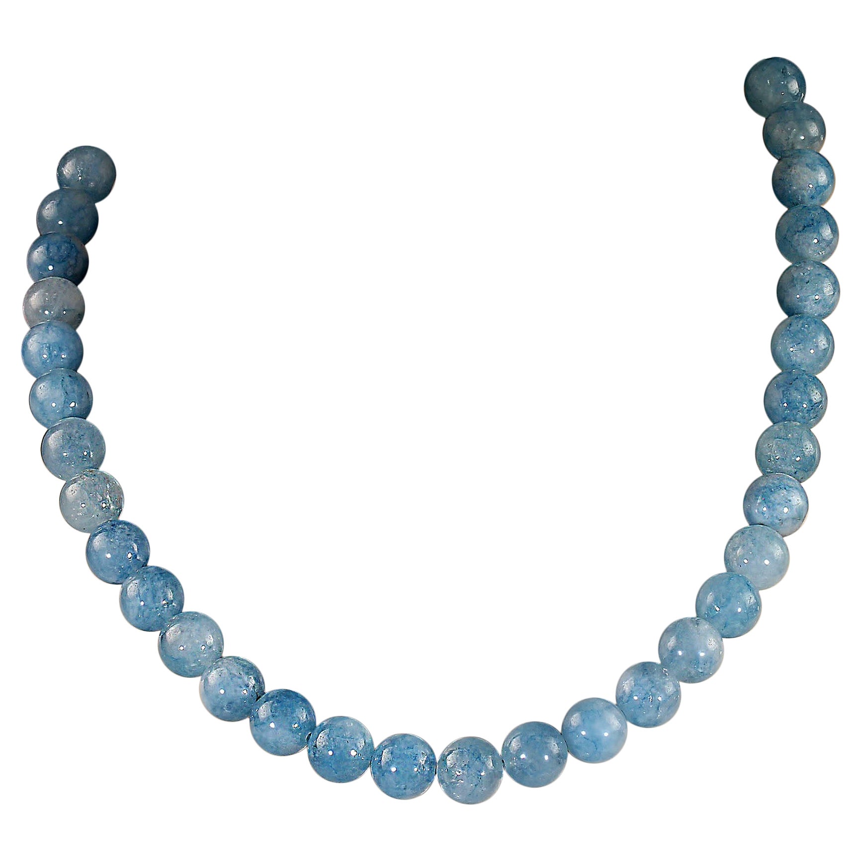 Questa raffinata collana da 18 pollici mette in mostra la bellezza senza tempo dell'acquamarina, la celebre pietra natale di marzo, in un design che irradia eleganza e raffinatezza. Ogni perlina misura 10 mm, accuratamente selezionata per la sua