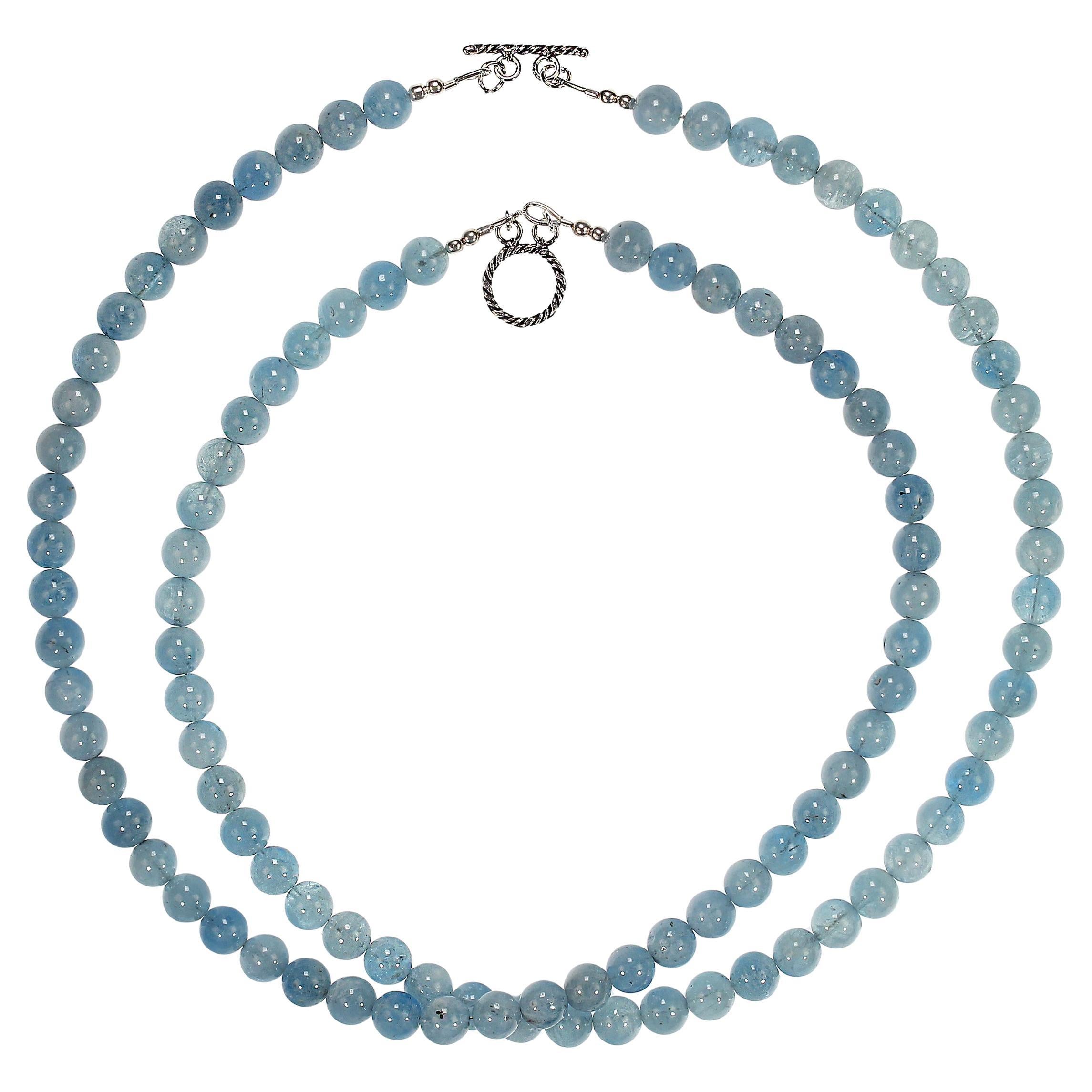 Élevez votre collection de bijoux avec cet exquis collier d'aigue-marine à deux brins, une pièce intemporelle qui rayonne d'élégance et de sérénité. Chaque perle est soigneusement sélectionnée et hautement polie pour mettre en valeur la clarté