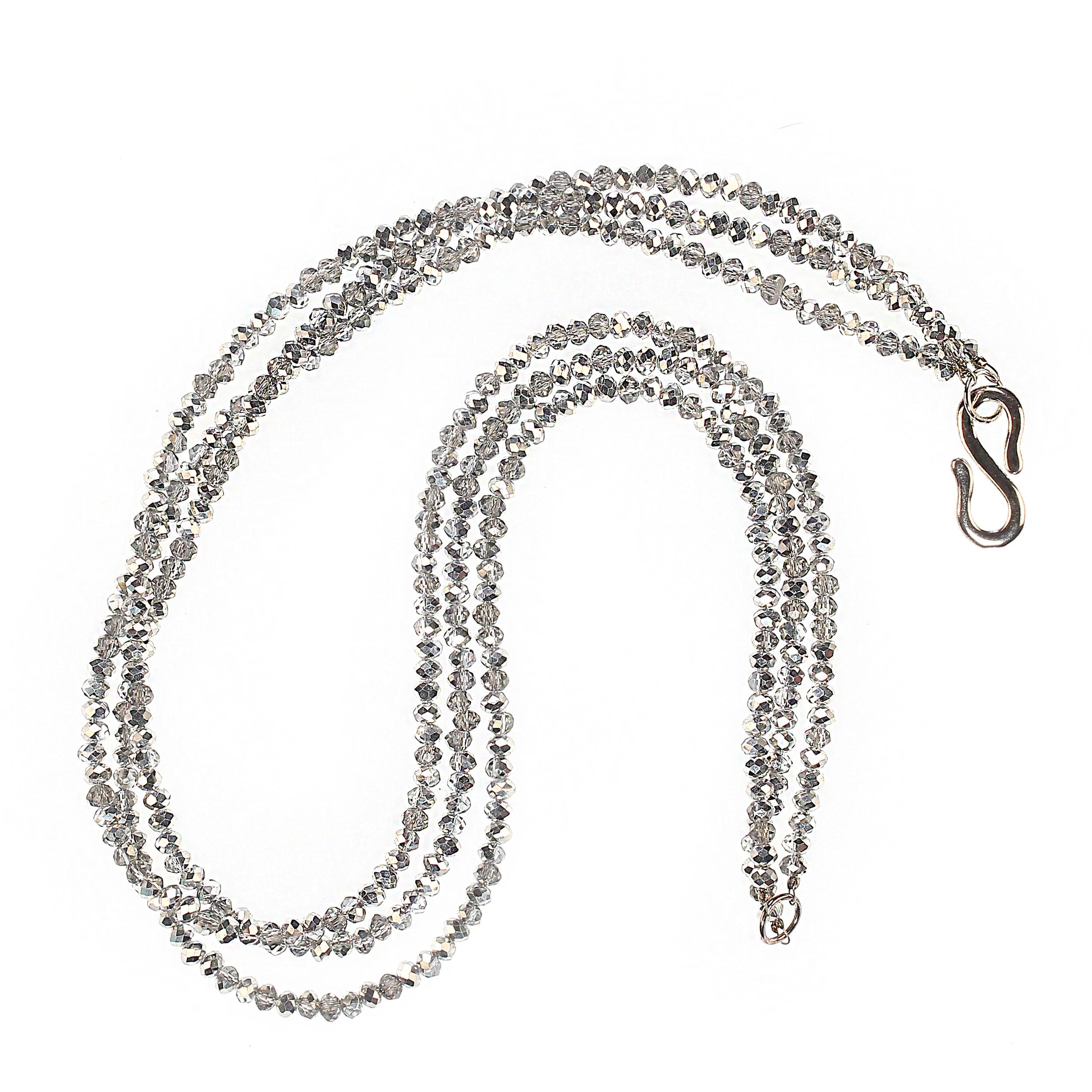 AJD 18 pouces d'éclat de vacances dans ce collier en cristal à trois brins Unisexe en vente
