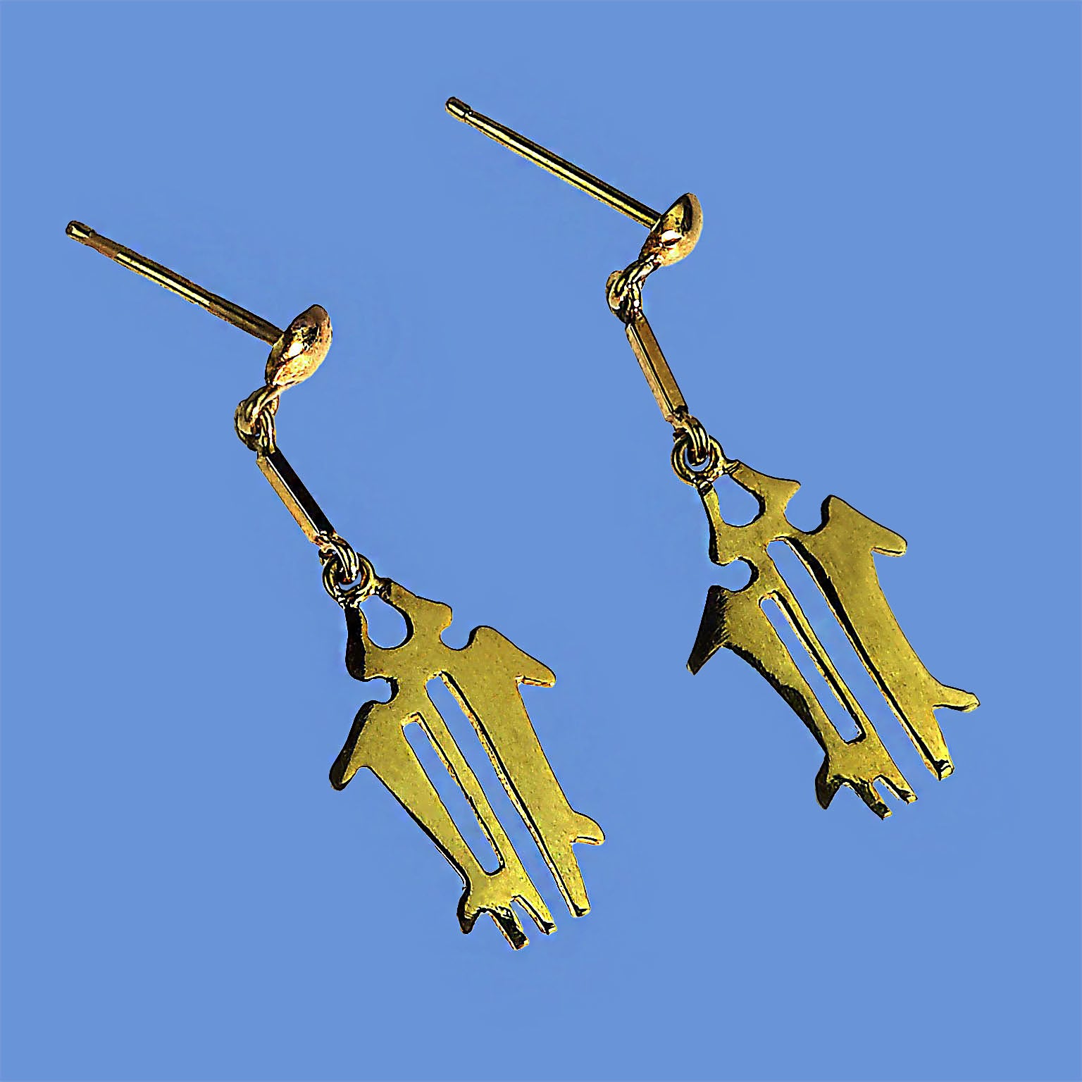 Handmade Gold Earrings Inspired by the Nazca Lines – Unique Geoglyph Design from Peru

Add a touch of history and elegance to your style with these stunning handmade gold earrings, inspired by the World Famous Nazca Lines. These ancient geoglyphs,