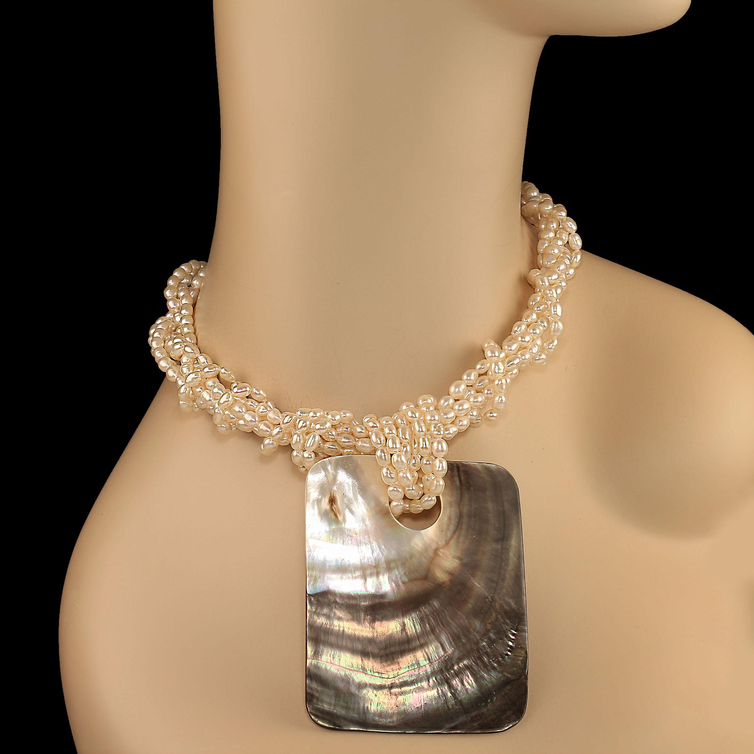 Perle AJD Collier de perles de 19 pouces à 5 brins avec grand Focal en coquillage en vente