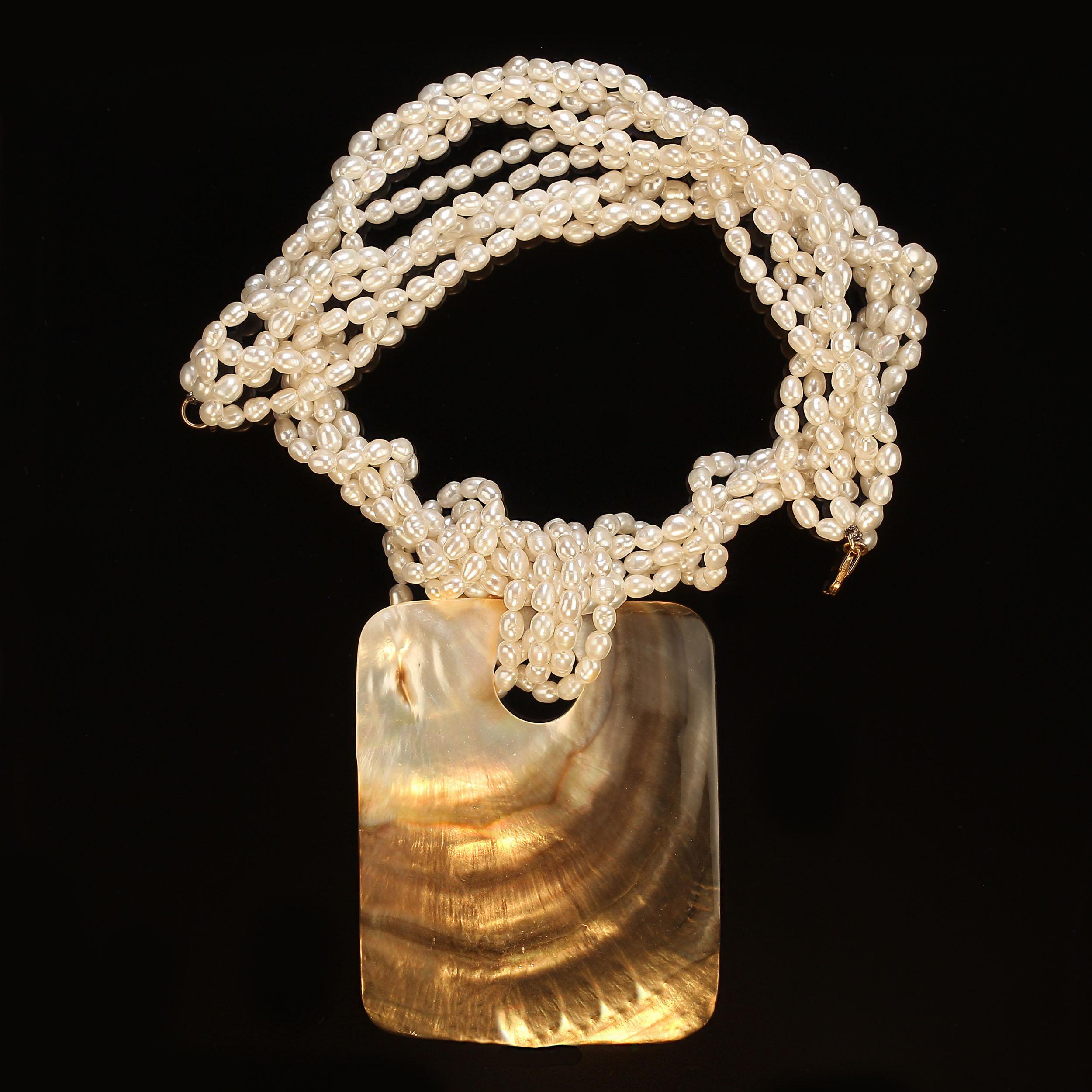 AJD Collier de perles de 19 pouces à 5 brins avec grand Focal en coquillage en vente 3