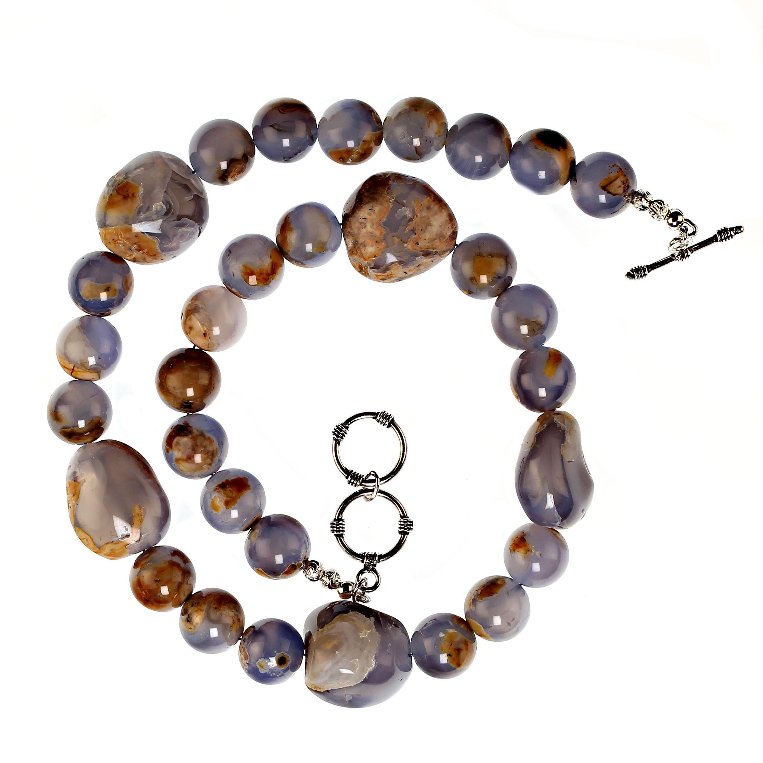AJD Collana di 19 pollici con calcedonio blu e Matrix in vendita 1