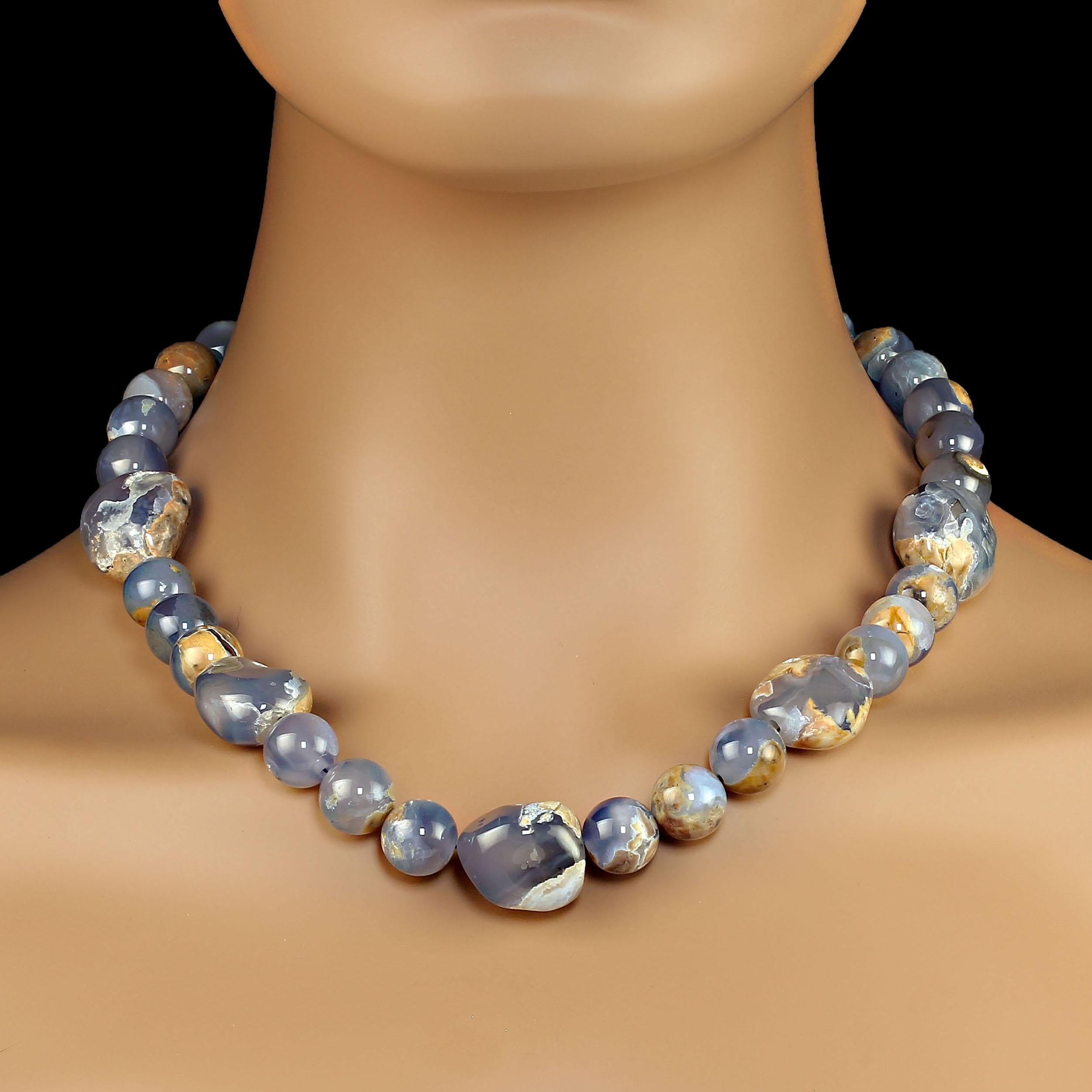 AJD Collana di 19 pollici con calcedonio blu e Matrix in vendita 2