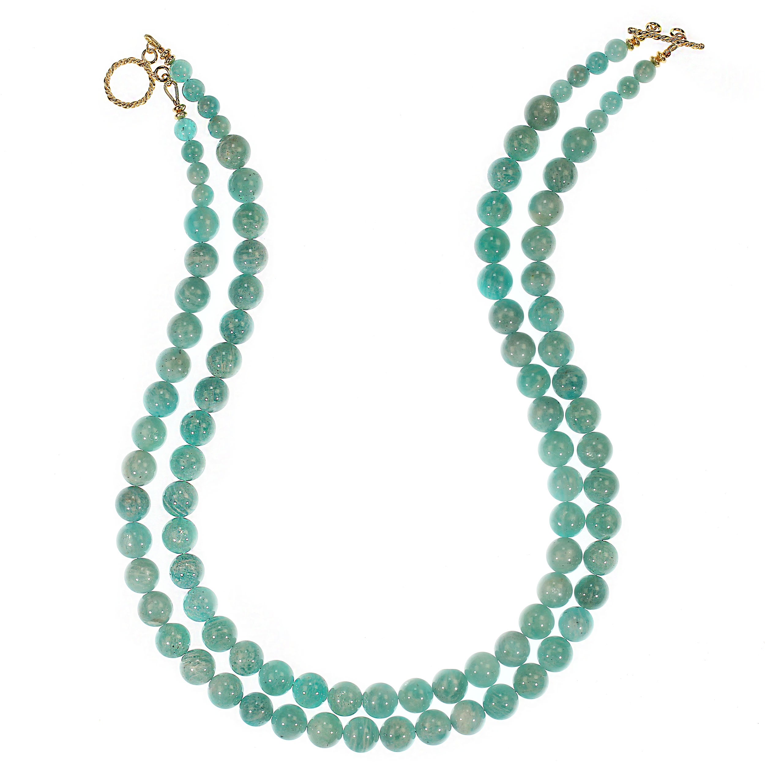 Questa elegante collana a due fili presenta luminose perle di amazzonite da 10 mm nei toni tenui e luminosi dell'acqua pallida, del menta e del delicato verde mare. La palette di colori rilassanti conferisce al pezzo una presenza calma e