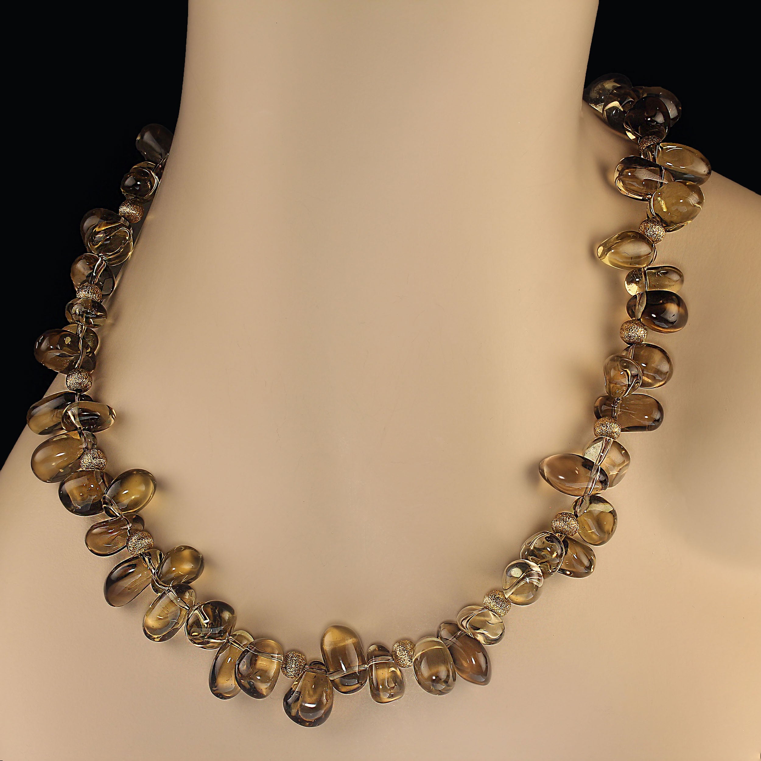 Impresionante Collar de Pepitas de Cuarzo Ahumado de 19 Pulgadas con Detalles de Oro Esmerilado - Elegancia Intemporal

Este collar de 19 pulgadas, absolutamente precioso, presenta pepitas lisas y transparentes de cuarzo ahumado, elegantemente