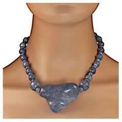 AJD, fabuleux collier de corail bleu de 19 pouces avec un énorme Focal de forme libre  Superbe  Cadeau !