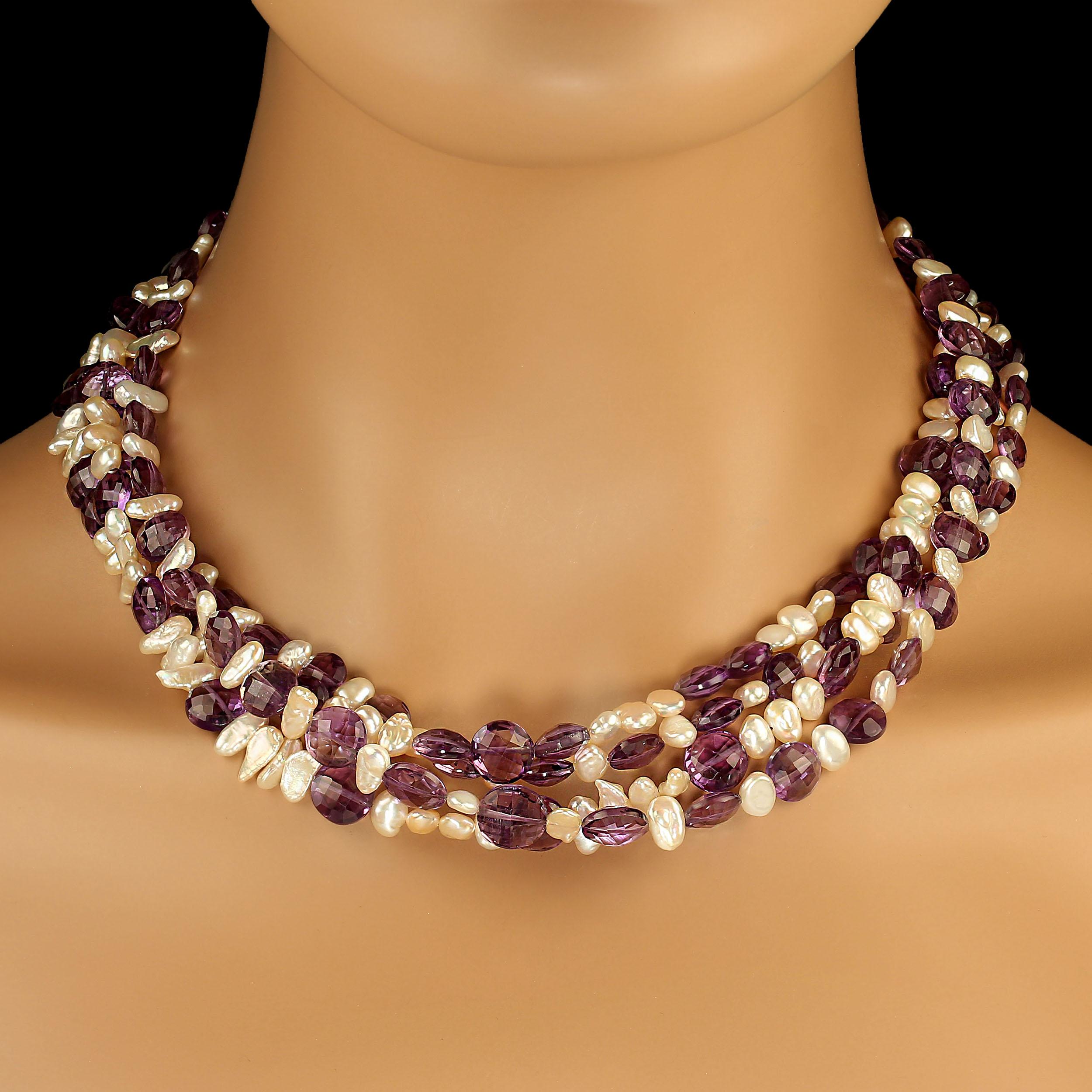 
Elegante 19-Zoll-Halskette mit vier Strängen aus Amethyst und Süßwasserperlen - ein einzigartiges Statement-Stück

Mit dieser atemberaubenden vierreihigen Halskette mit einer raffinierten Kombination aus münzförmigen, facettierten