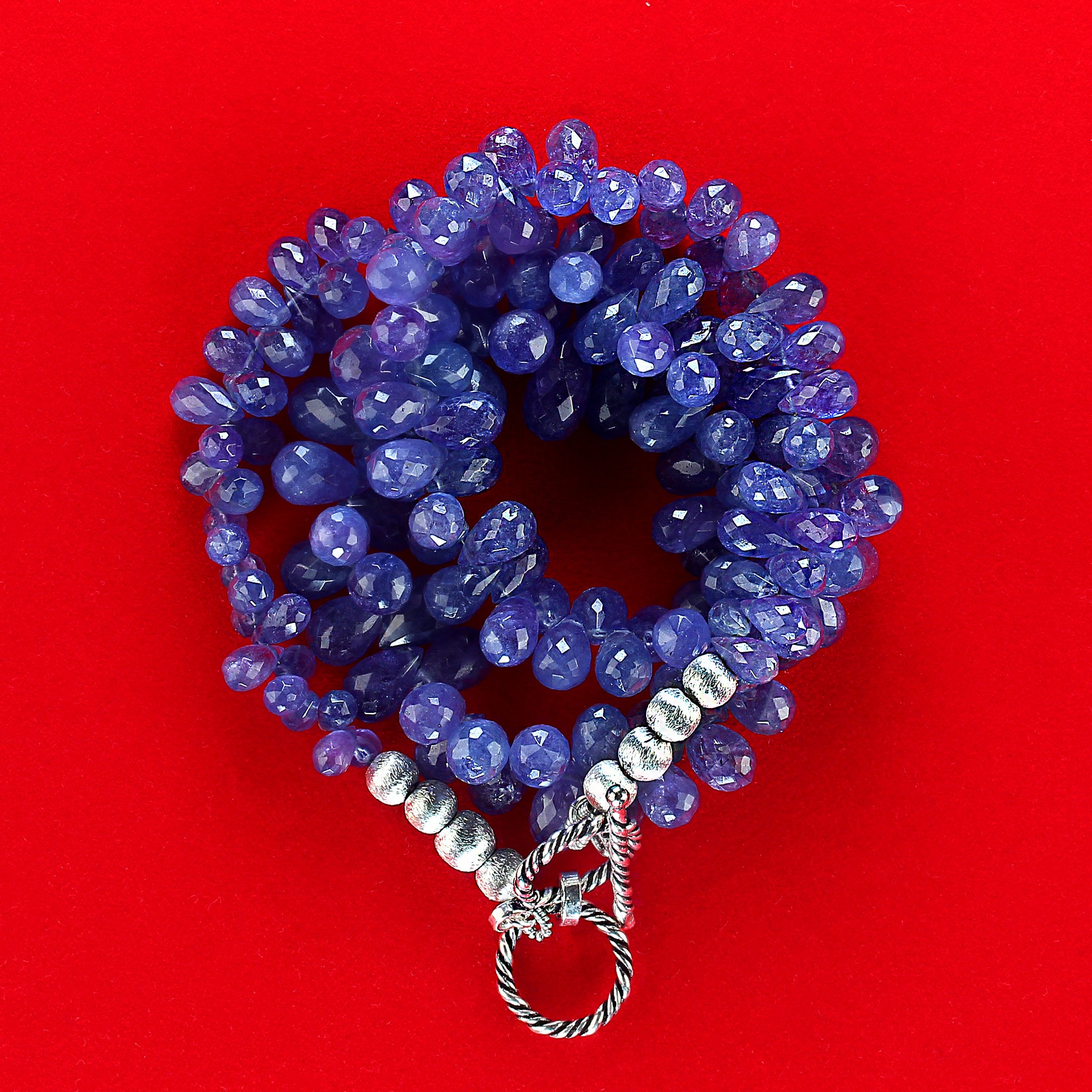 Ti presentiamo la collana di tanzanite graduata da 19 pollici, un pezzo straordinario che cattura l'incantevole bellezza delle briolette traslucide di tanzanite blu-viola. Questa splendida collana presenta un design graduato con scintillanti