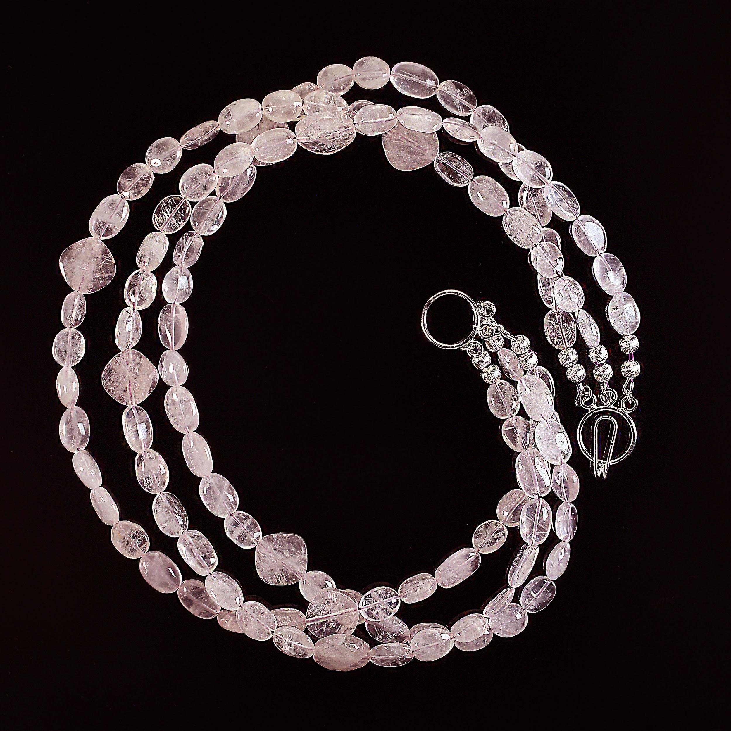 AJD 19 pouces à trois brins  Collier de quartz rose lumineux en vente 2