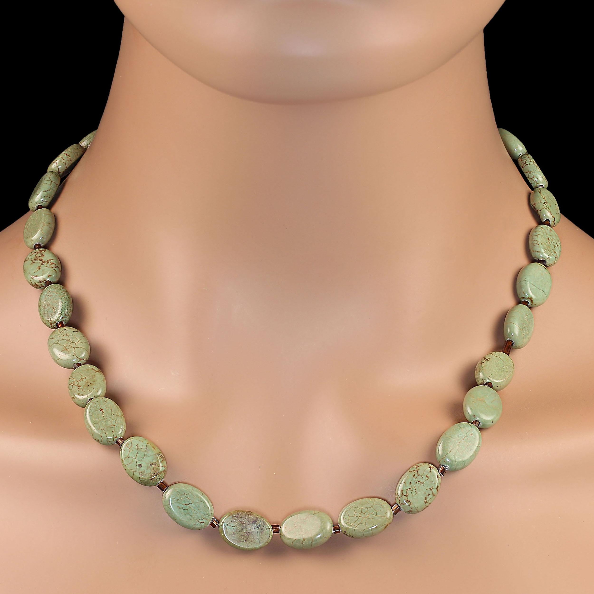 Presentamos el Collar Perfecto de Magnesita Verde Oliva de 19,5 pulgadas, un accesorio imprescindible para quienes aprecian la elegancia única y terrenal. Este impresionante collar presenta óvalos de magnesita de 14x10 mm en un cautivador tono verde