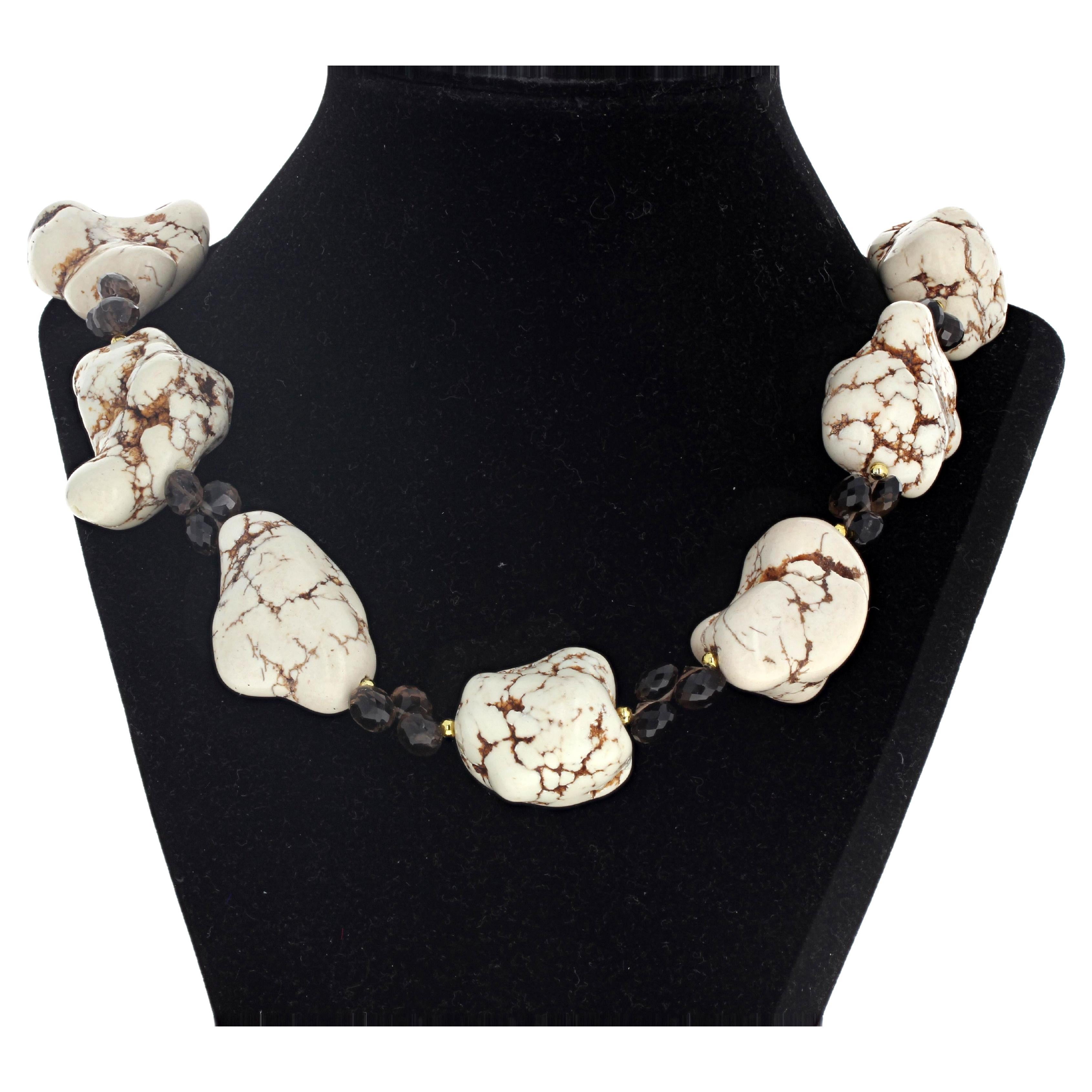 Connues sous le nom de perles de cristal Howlite, ces perles sont polies et rehaussées d'un quartz fumé naturel étincelant et hautement poli. Elles se posent confortablement et artistiquement autour de votre cou dans ce collier d'une longueur de 20