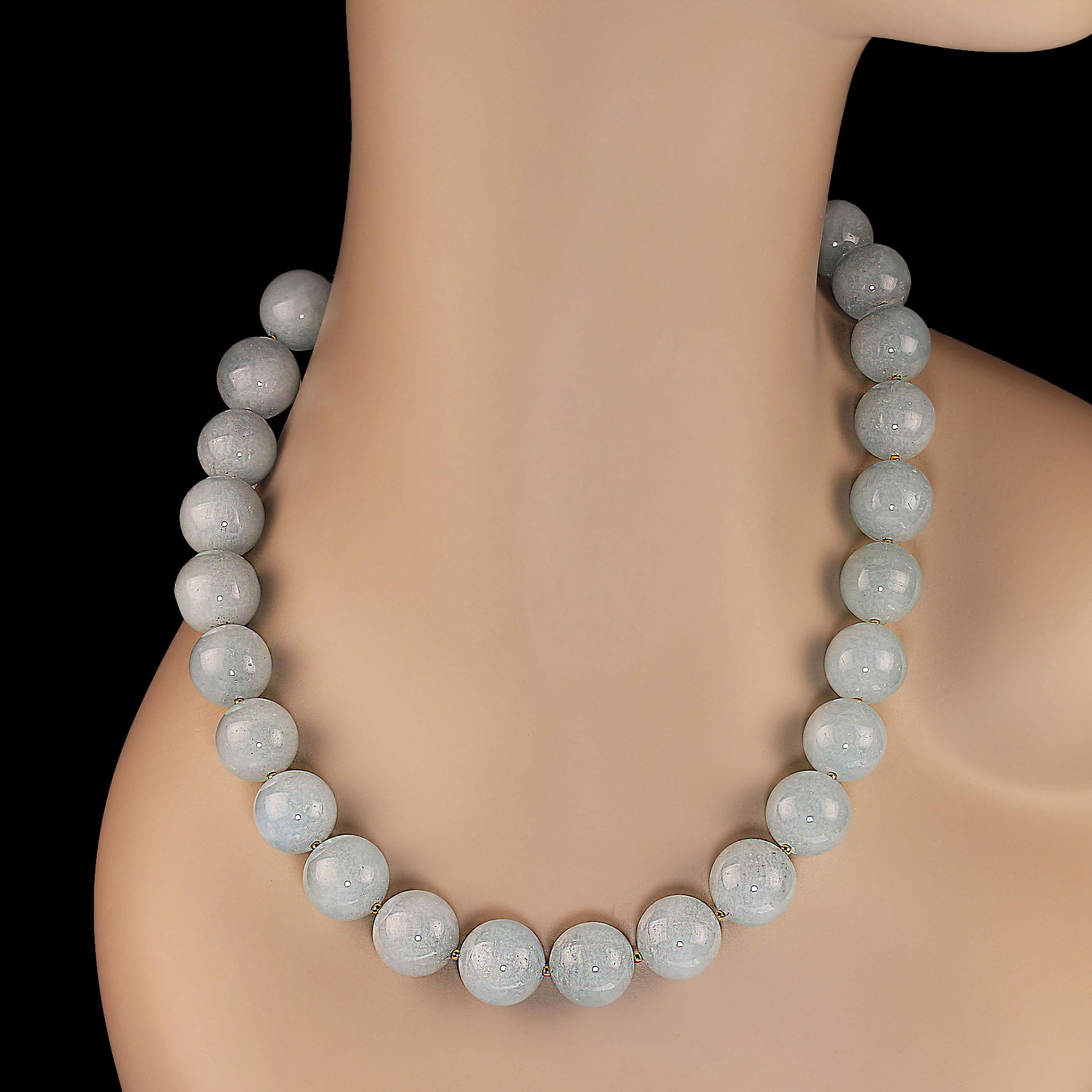 Artigiano AJD Collana di acquamarina da 20 pollici liscia da 15 mm con delicato blu traslucido in vendita