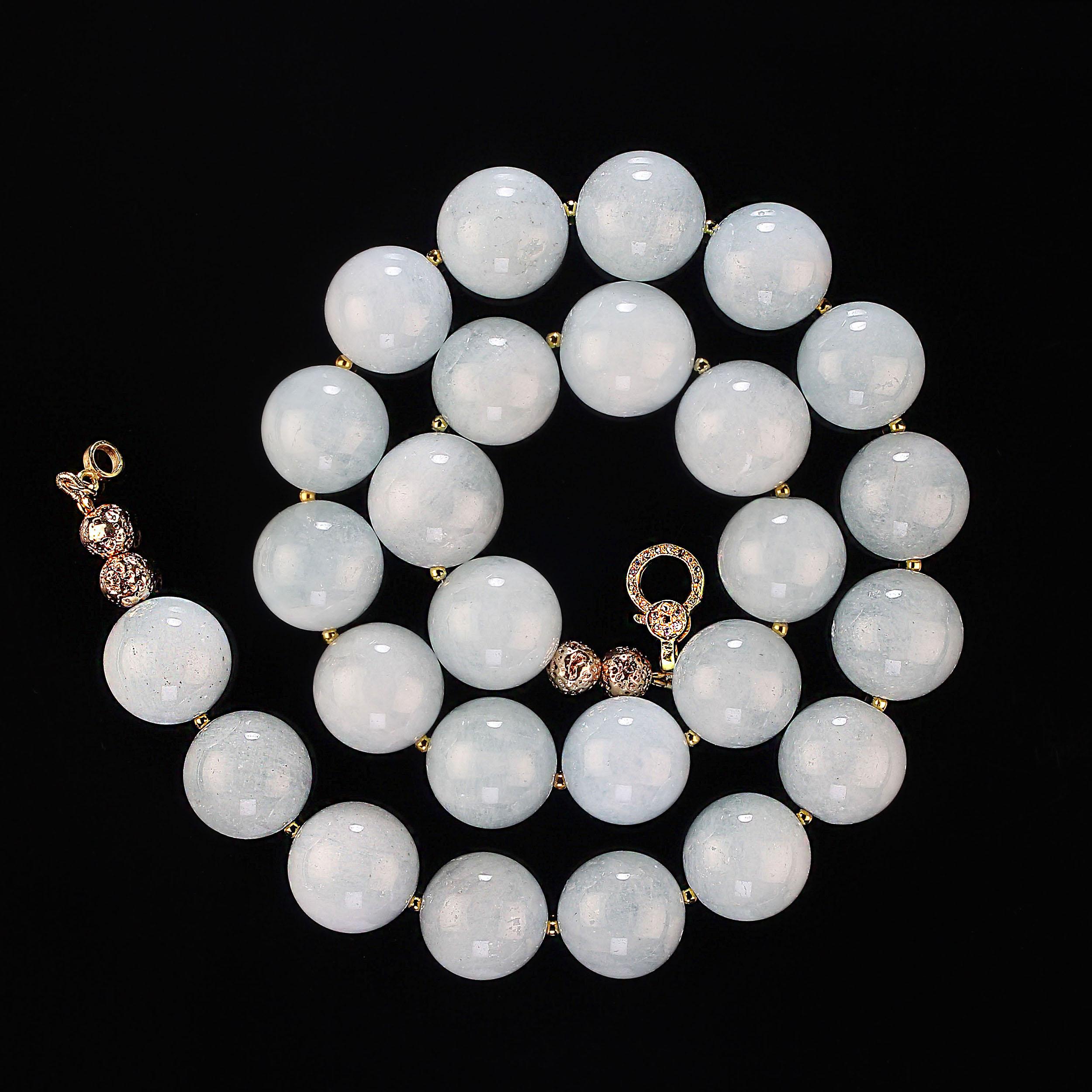 Perlina AJD Collana di acquamarina da 20 pollici liscia da 15 mm con delicato blu traslucido in vendita