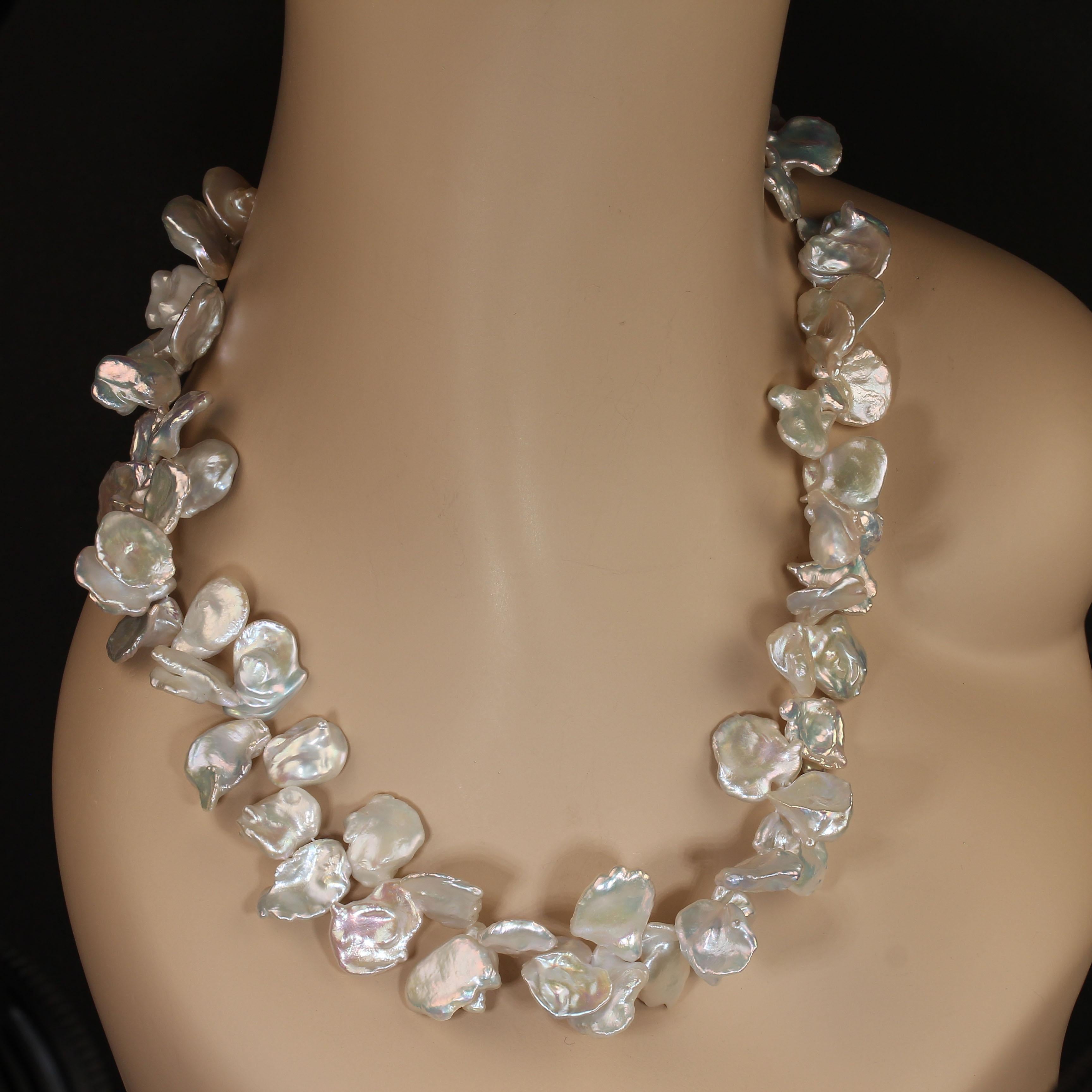 AJD Collier de perles Keshi plates blanches irisées de 20 pouces en vente 5