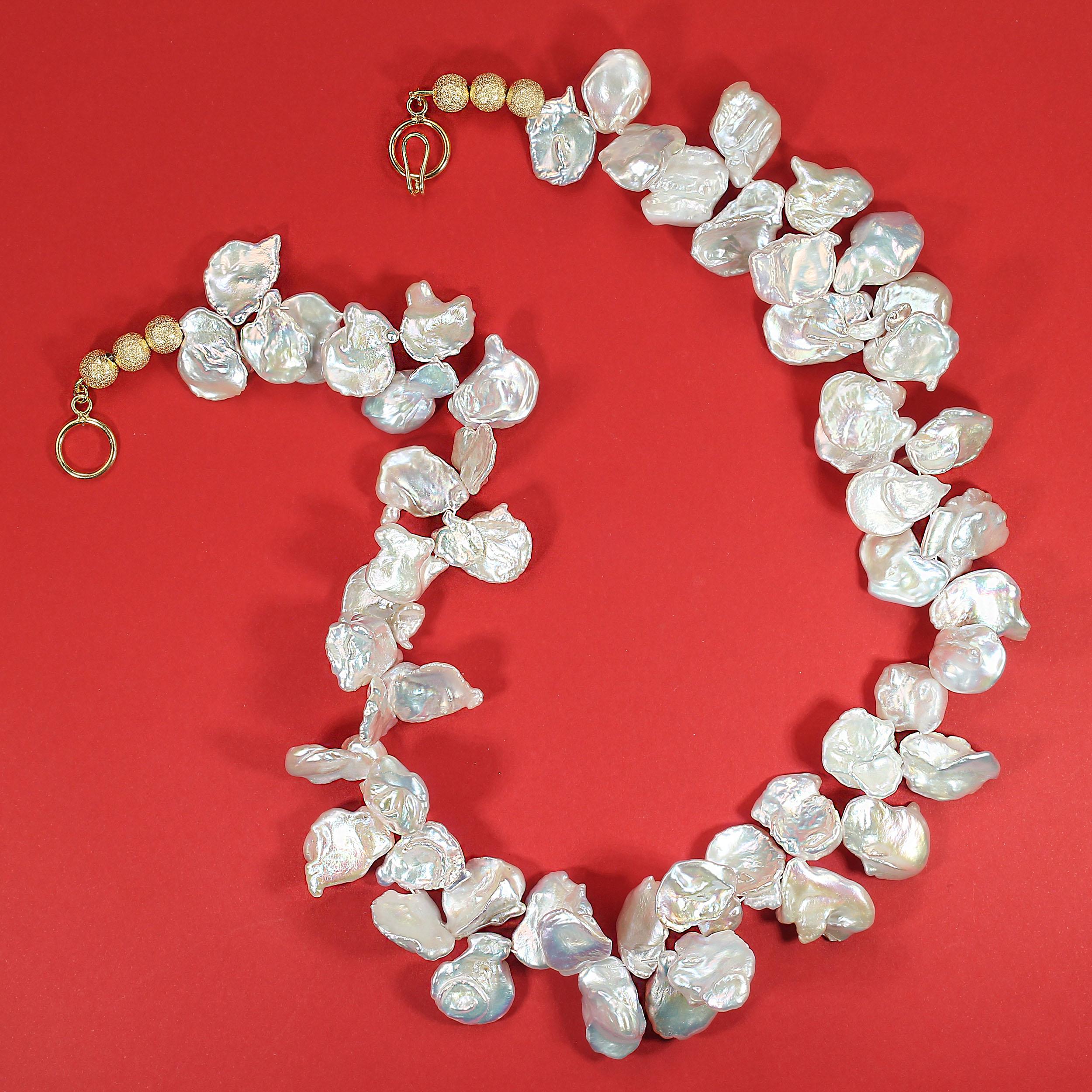 AJD Collier de perles Keshi plates blanches irisées de 20 pouces en vente 6