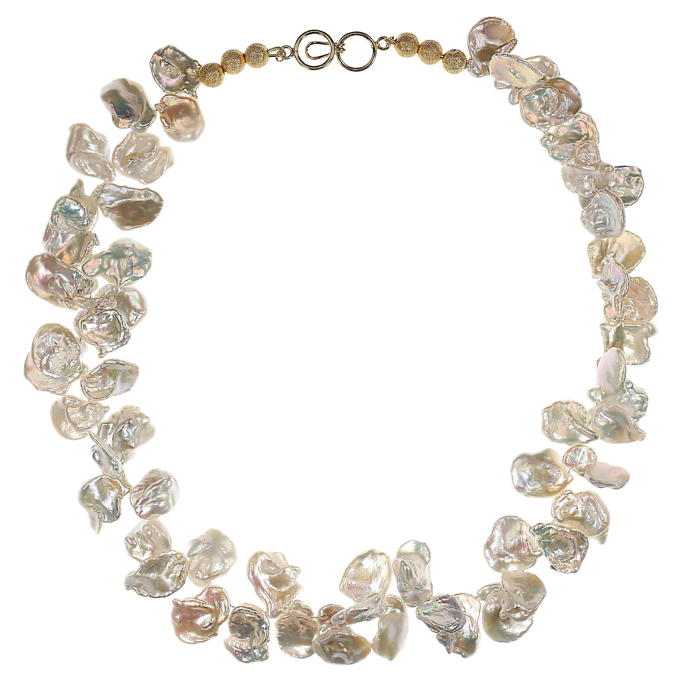 Elegant collier de perles de Keshi blanches
 Élevez votre collection de bijoux avec ce superbe collier de perles Keshi blanches irisées de 20 pouces - une pièce qui allie sans effort l'élégance naturelle à la polyvalence au quotidien. Chaque perle